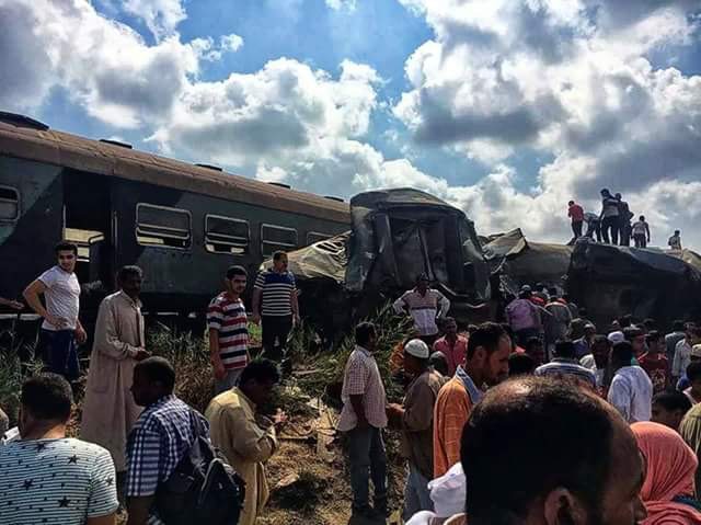 當地電視台畫面中，涉事火車大量乘客逃出車廂。（網上圖片）