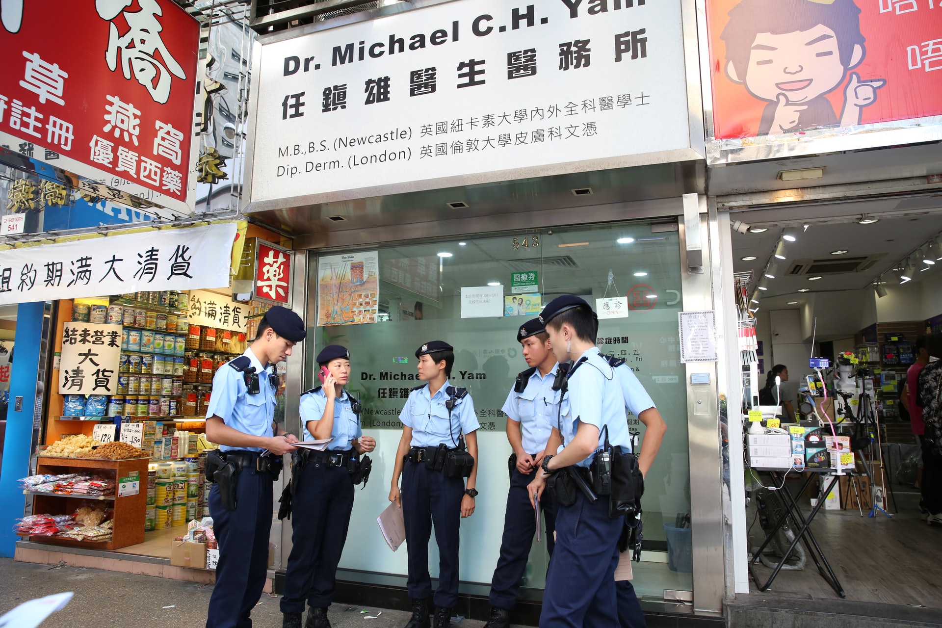 40多名機動部隊警員在油麻地一帶搜集資料。(王譯揚攝) 40多名機動部隊警員在油麻地一帶搜集資料。(王譯揚攝)
