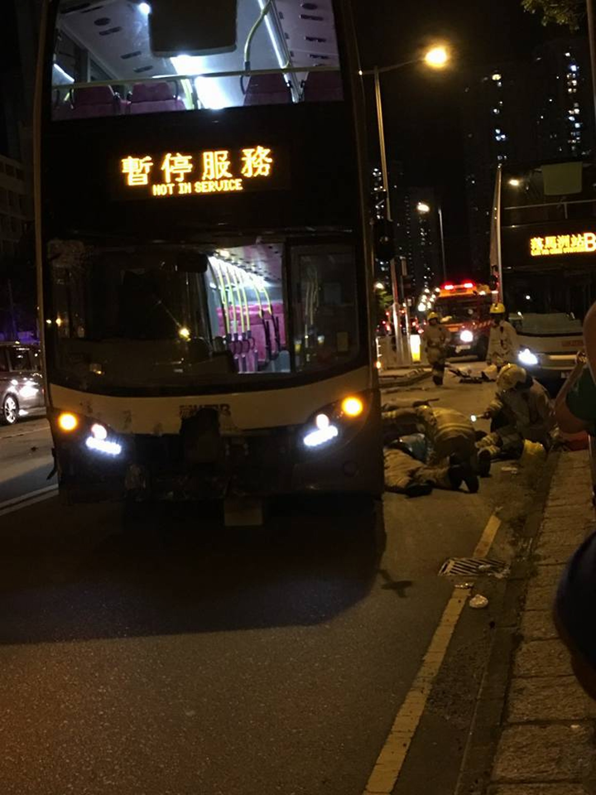 消防拯救被困車底的單車男。(圖片來源:網民Ming Mak/FB「香港突發事故報料區」群組) 消防拯救被困車底的單車男。(圖片來源:網民Ming Mak/FB「香港突發事故報料區」群組)