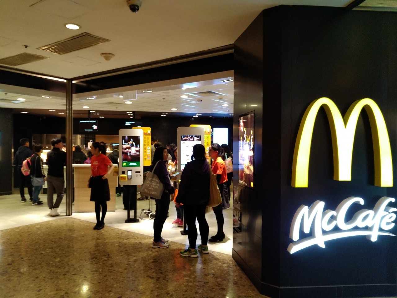 McCafe早前堅持先在紙杯沖調咖啡，再倒至客人的自攜杯，惹來爭議。（資料圖片/曾向銓攝）