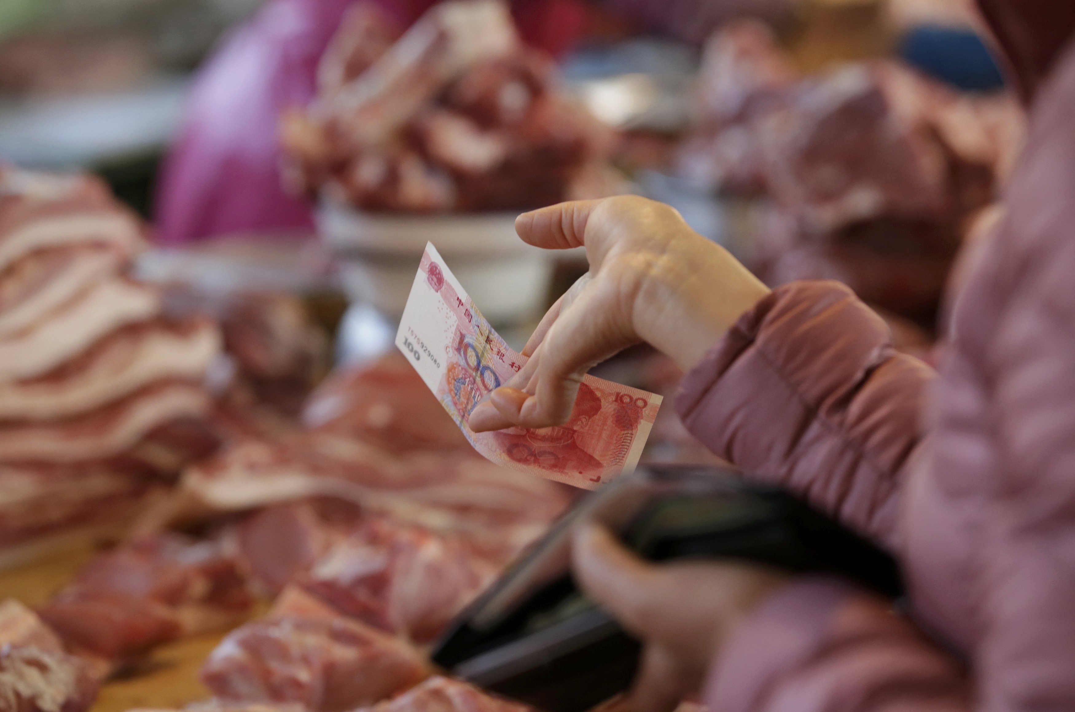 豬肉價格一年內大升近一半，更要大量進口以滿足需求。﹙圖片來源︰路透社﹚