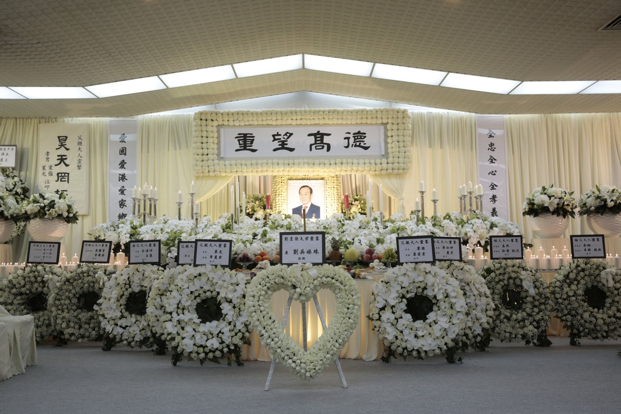 靈堂的橫匾上，寫著「德高望重」四字。(林若勤攝)