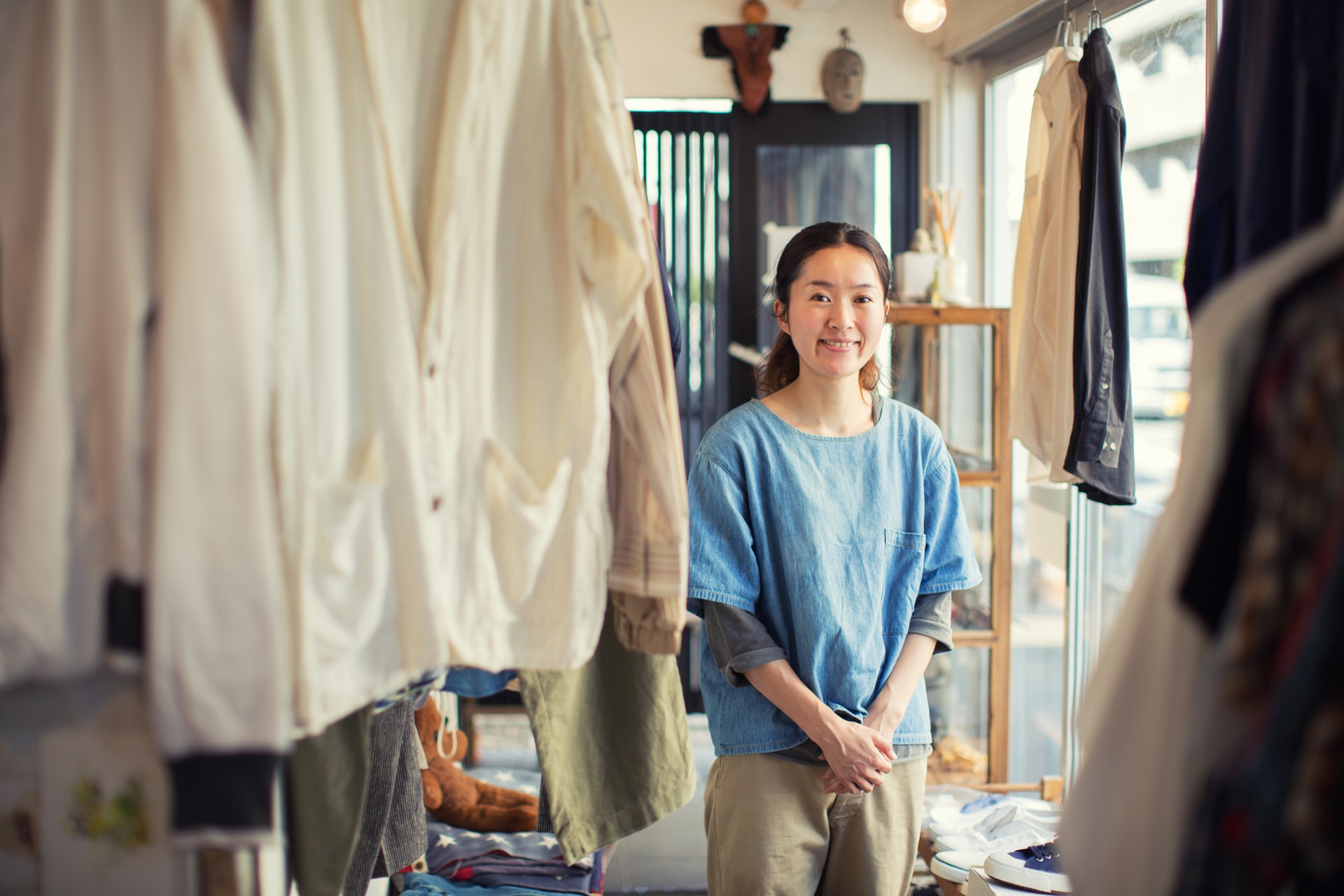 在時裝店選購衣服時你希望店員主動幫忙,還是自己一個人慢慢選?香港人不少人偏好後者,如今這種趨勢在日本也愈來愈明顯。(Getty Images) 在時裝店選購衣服時你希望店員主動幫忙,還是自己一個人慢慢選?香港人不少人偏好後者,如今這種趨勢在日本也愈來愈明顯。(Getty Images)