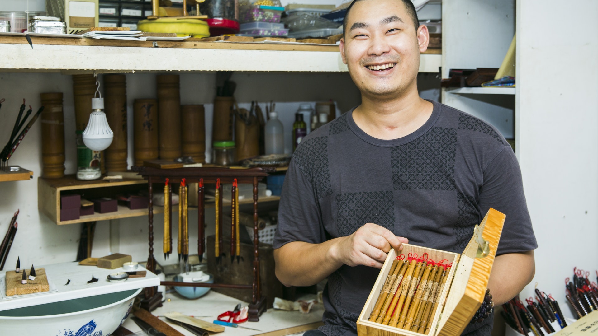 由賺零用錢到繼承父業 80後胎毛筆師:除了手藝還是一份誠信 由賺零用錢到繼承父業 80後胎毛筆師:除了手藝還是一份誠信