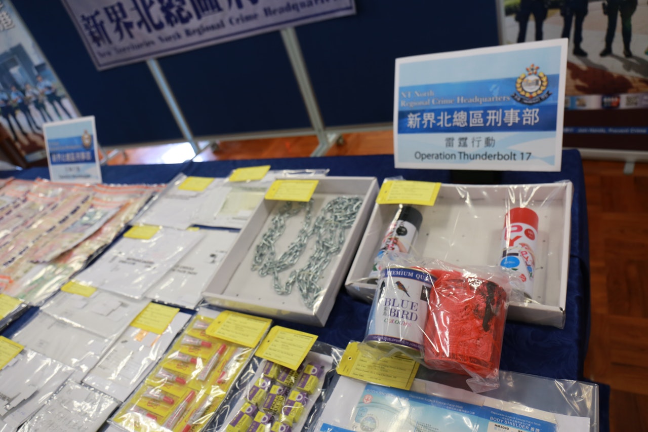 警方檢獲收數工具及現金等。(黃煒堯攝) 警方檢獲收數工具及現金等。(黃煒堯攝)