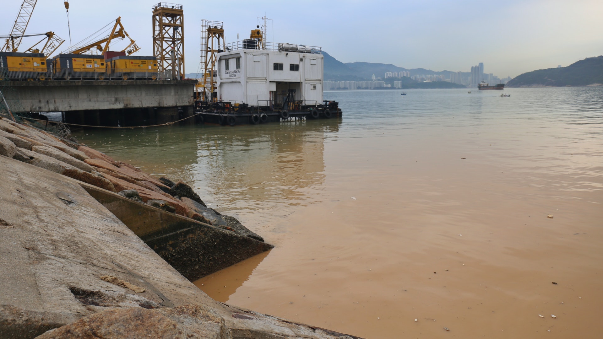 將軍澳黃泥水 環保署指源頭或來自堆填區已抽水化驗 將軍澳黃泥水 環保署指源頭或來自堆填區已抽水化驗