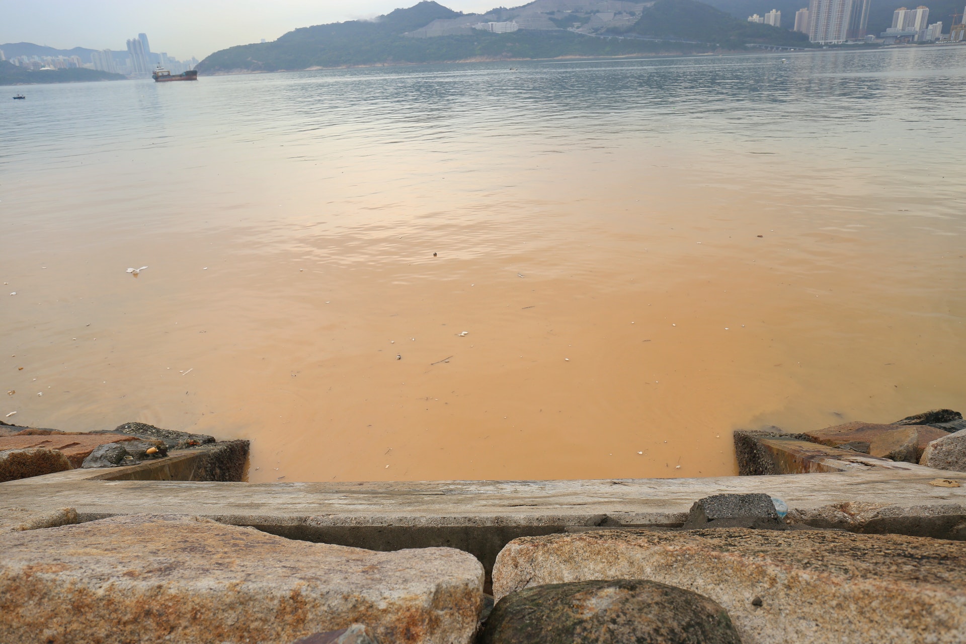 將軍澳黃泥水 環保署指源頭或來自堆填區已抽水化驗 將軍澳黃泥水 環保署指源頭或來自堆填區已抽水化驗