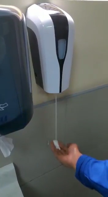 影片中，一名白人把手放在自動皂液機下，皂液機隨即放出皂液。（Chukwuemeka Afigbo Twitter 影片截圖）