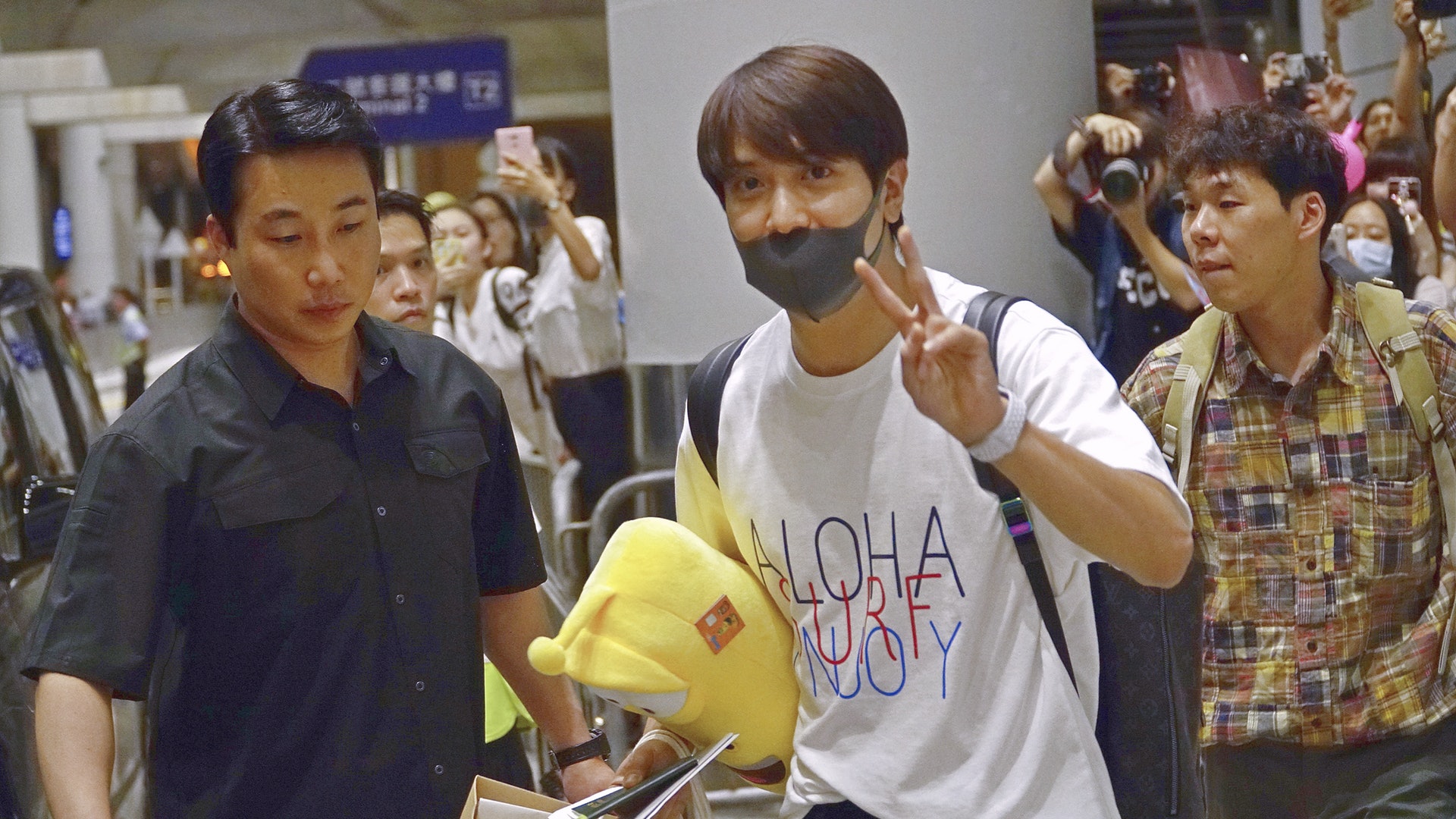 CNBLUE鄭容和孭LV背包深夜抵港 抱公仔舉V字手勢勁親民 CNBLUE鄭容和孭LV背包深夜抵港 抱公仔舉V字手勢勁親民