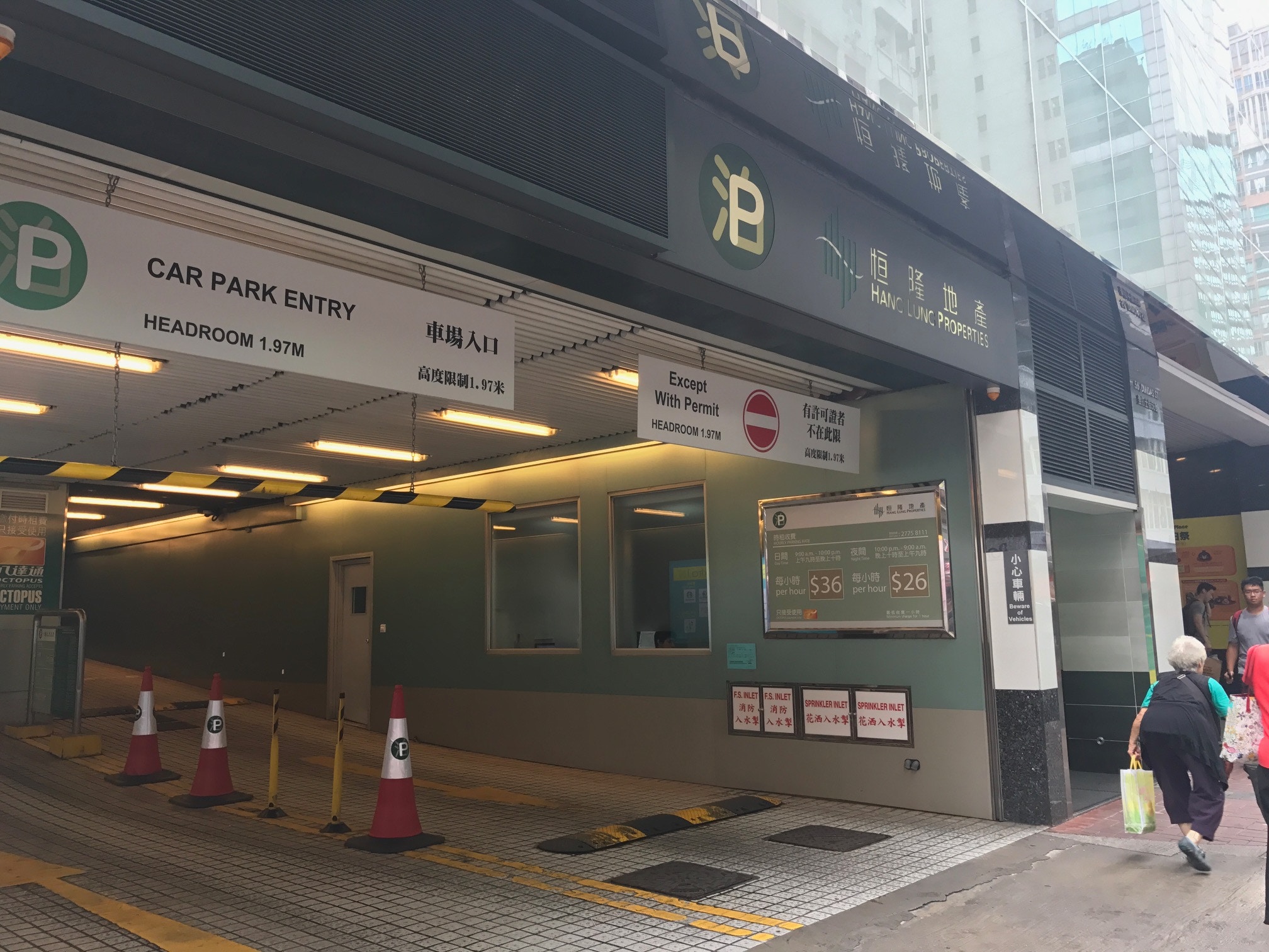 柏裕商業中心的停車場，時租高達36元，較路邊停車位每小時貴4.5倍。（陳自穎攝）