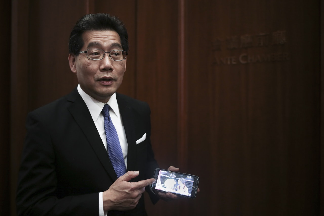 蘇錦樑和部分市民一樣,轉台支持ViuTV。他大讚近期熱爆韓劇《太陽的後裔》「幾好睇」,又專誠下載手機應用程式以收看《G1格鬥會》。(羅君豪攝) 蘇錦樑和部分市民一樣,轉台支持ViuTV。他大讚近期熱爆韓劇《太陽的後裔》「幾好睇」,又專誠下載手機應用程式以收看《G1格鬥會》。(羅君豪攝)