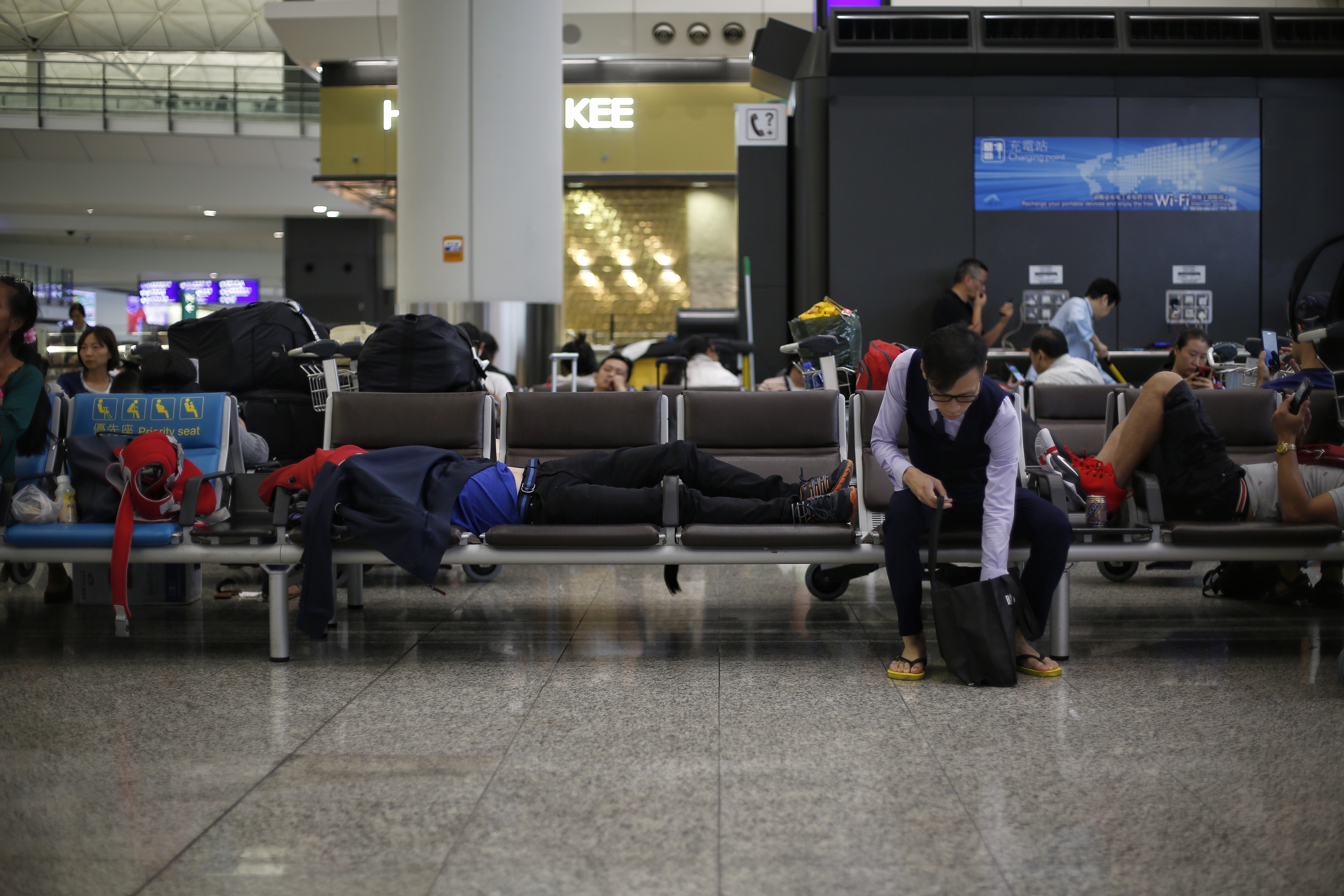 颱風天鴿吹襲本港期間，不少旅客滯留香港國際機場。（資料圖片／張浩維攝）