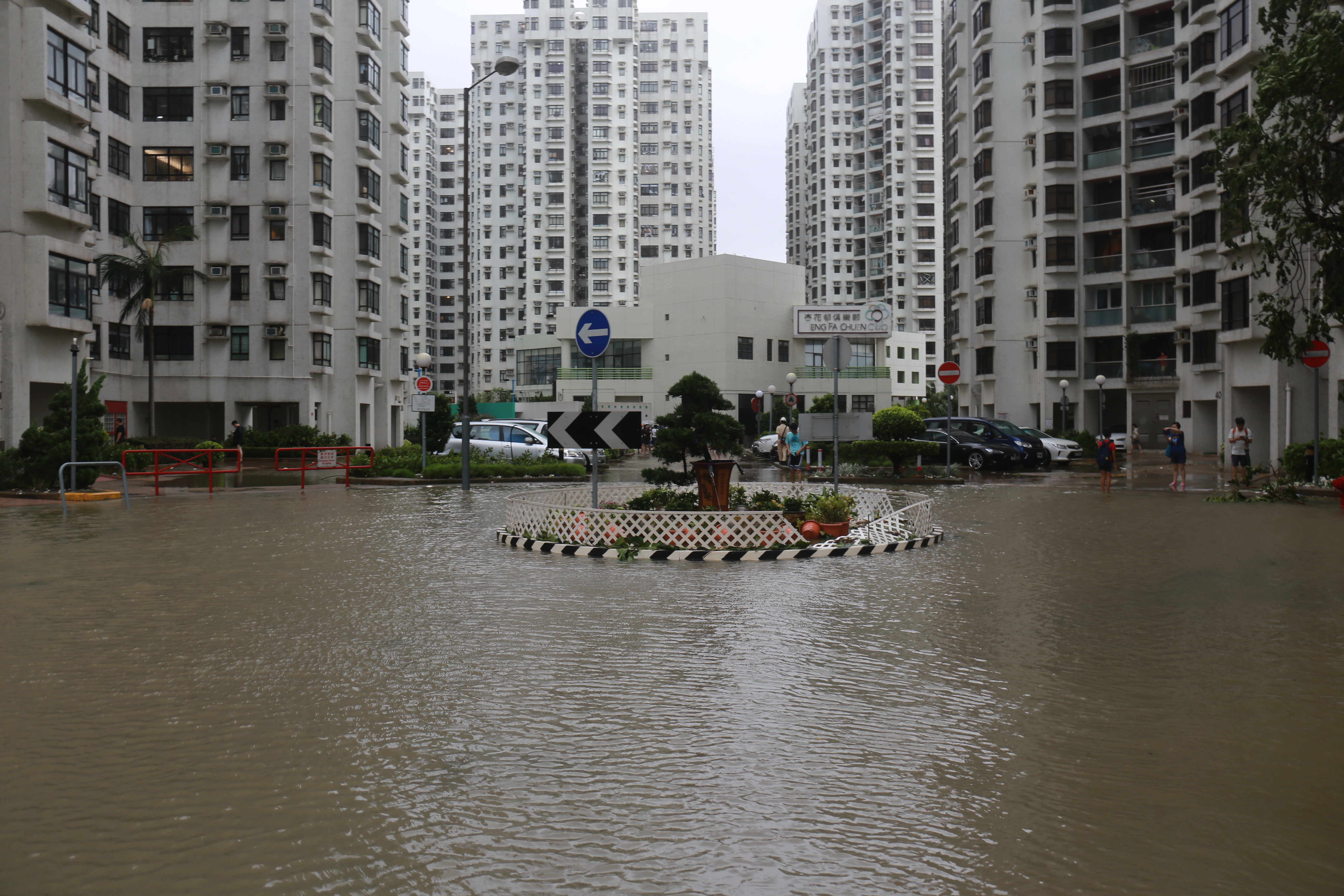 天鴿風球 杏花邨地庫停車場水浸水深逾1 8米車輛變潛艇