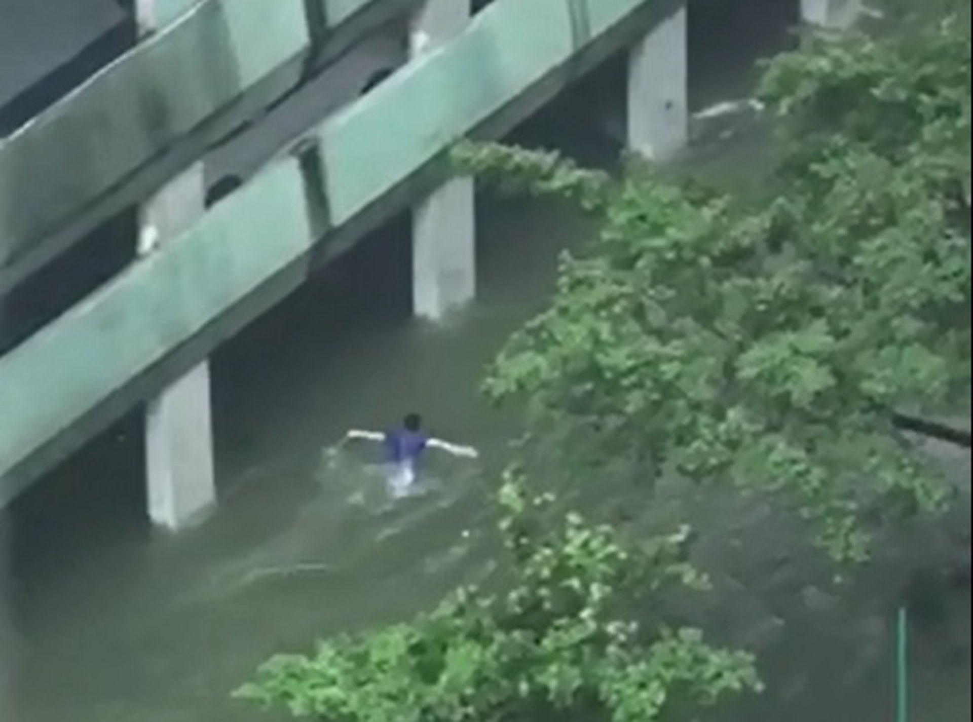 澳門多處地區出現水浸,有途人在街上游蝶式,網傳他當時正趕往救人。(澳門讀者提供) 澳門多處地區出現水浸,有途人在街上游蝶式,網傳他當時正趕往救人。(澳門讀者提供)