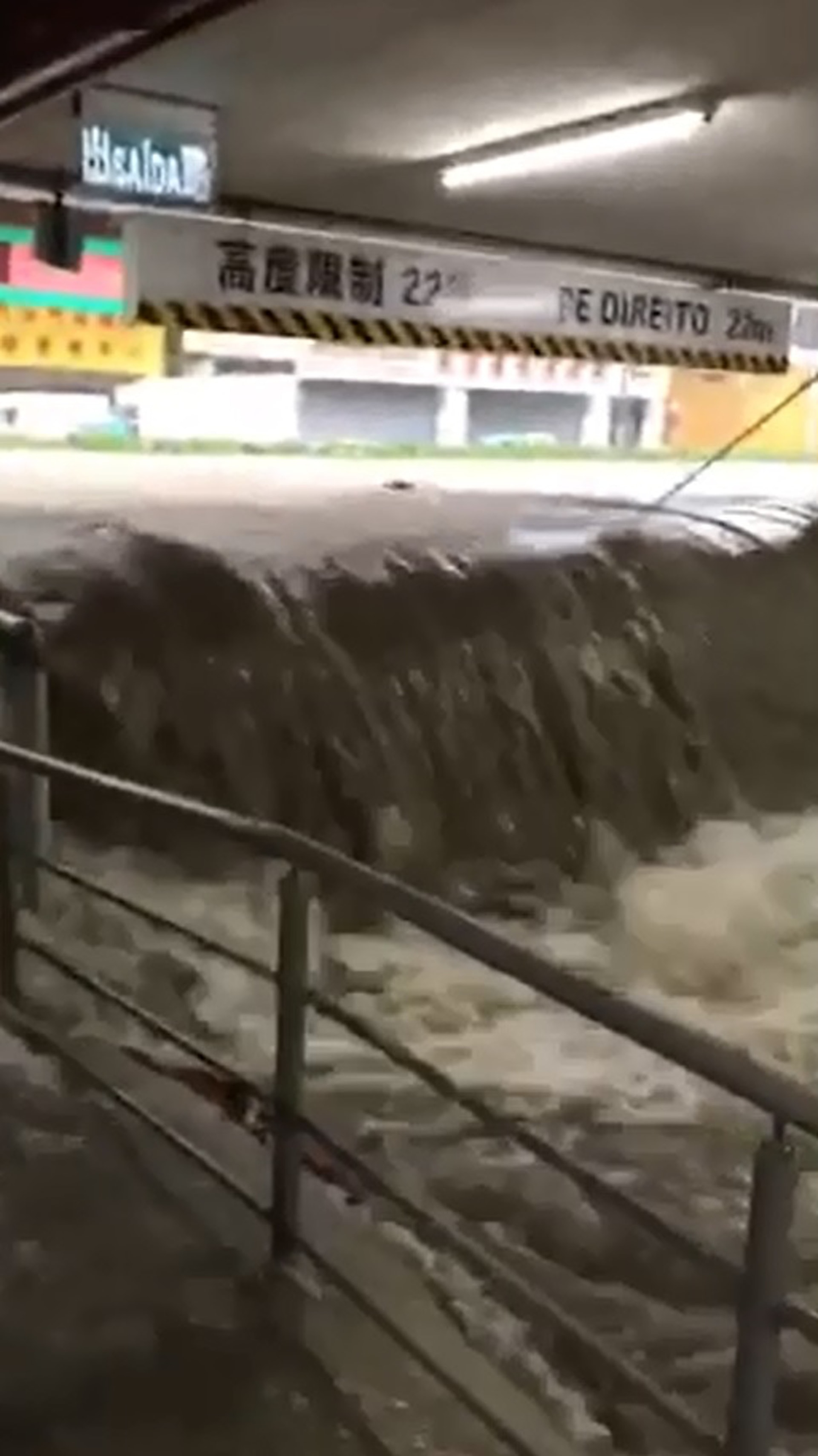 網上流傳片段可見,風災時大量洪水湧入灝景峰停車場。(網上片段截圖) 網上流傳片段可見,風災時大量洪水湧入灝景峰停車場。(網上片段截圖)