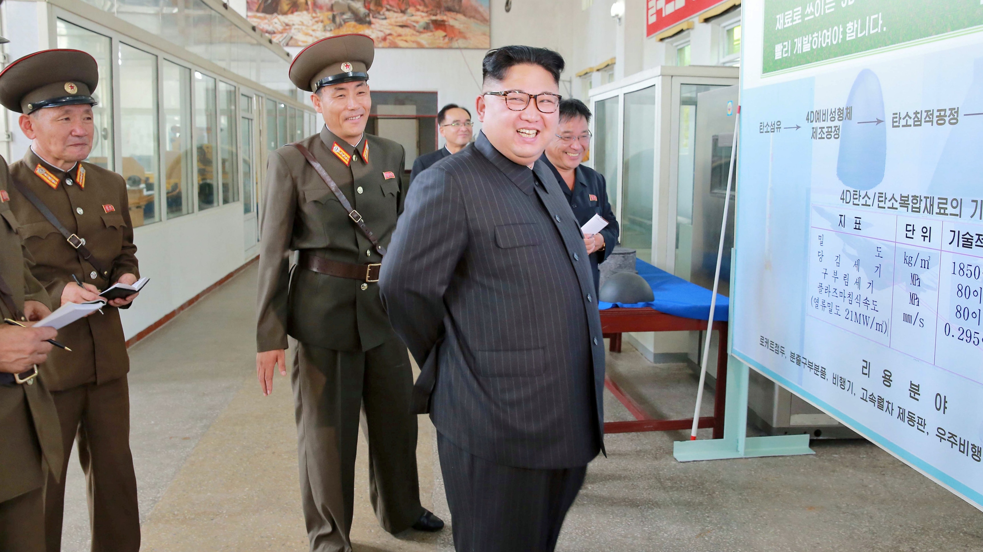 金正恩視察導彈開發擺pose拍照　似故意展示新潛射導彈北極星3型