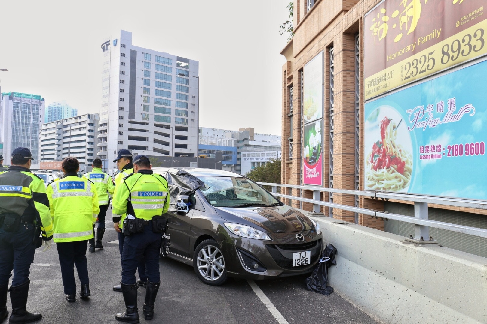 飛石殺人 天降巨石爆玻璃司機當場爆頭亡