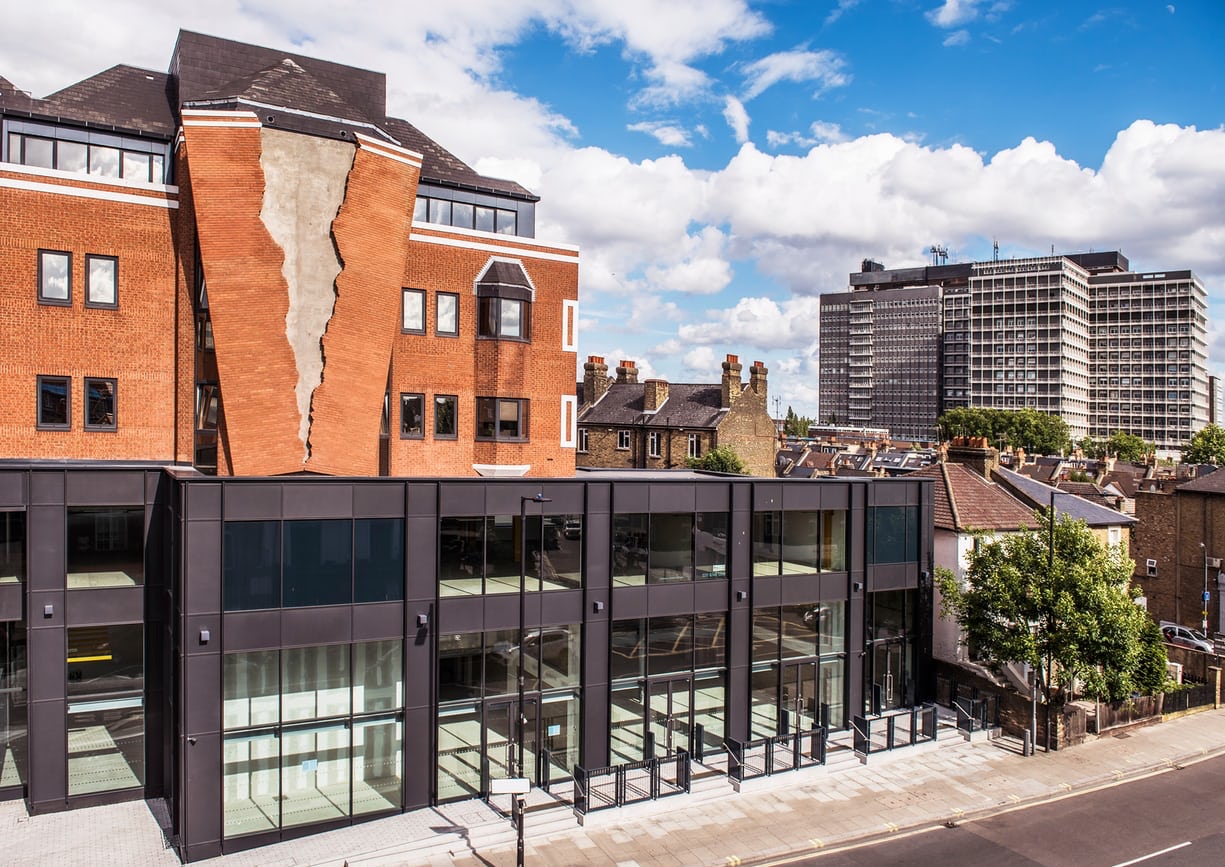 唔係豆腐渣 倫敦大反轉 超現實建築撕開 溶化英式紅磚牆 香港01 社區專題