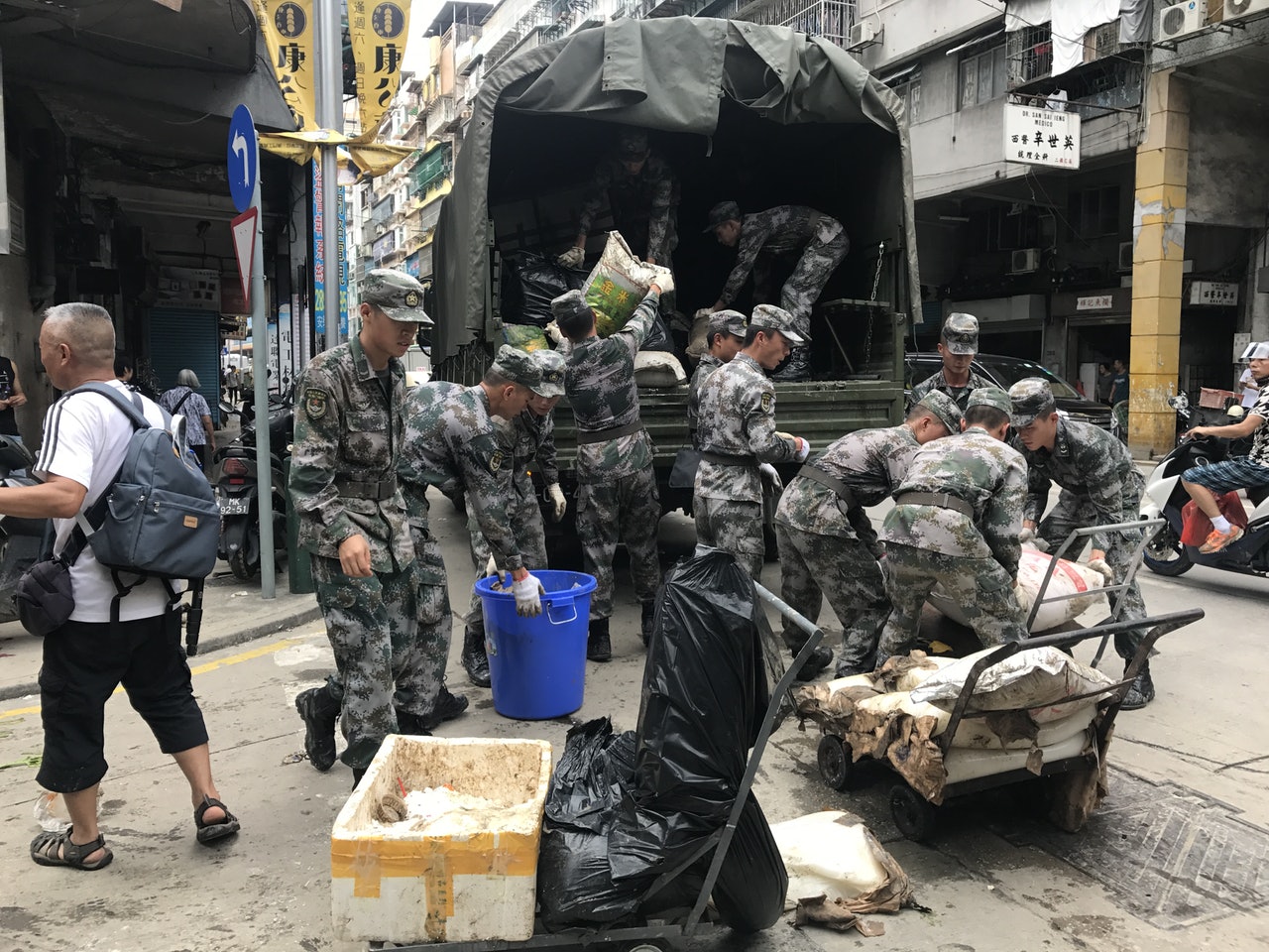 《香港01》記者直擊澳門最新情況,駐澳解放軍協助清理街道。(《香港01》記者攝) 《香港01》記者直擊澳門最新情況,駐澳解放軍協助清理街道。(《香港01》記者攝)