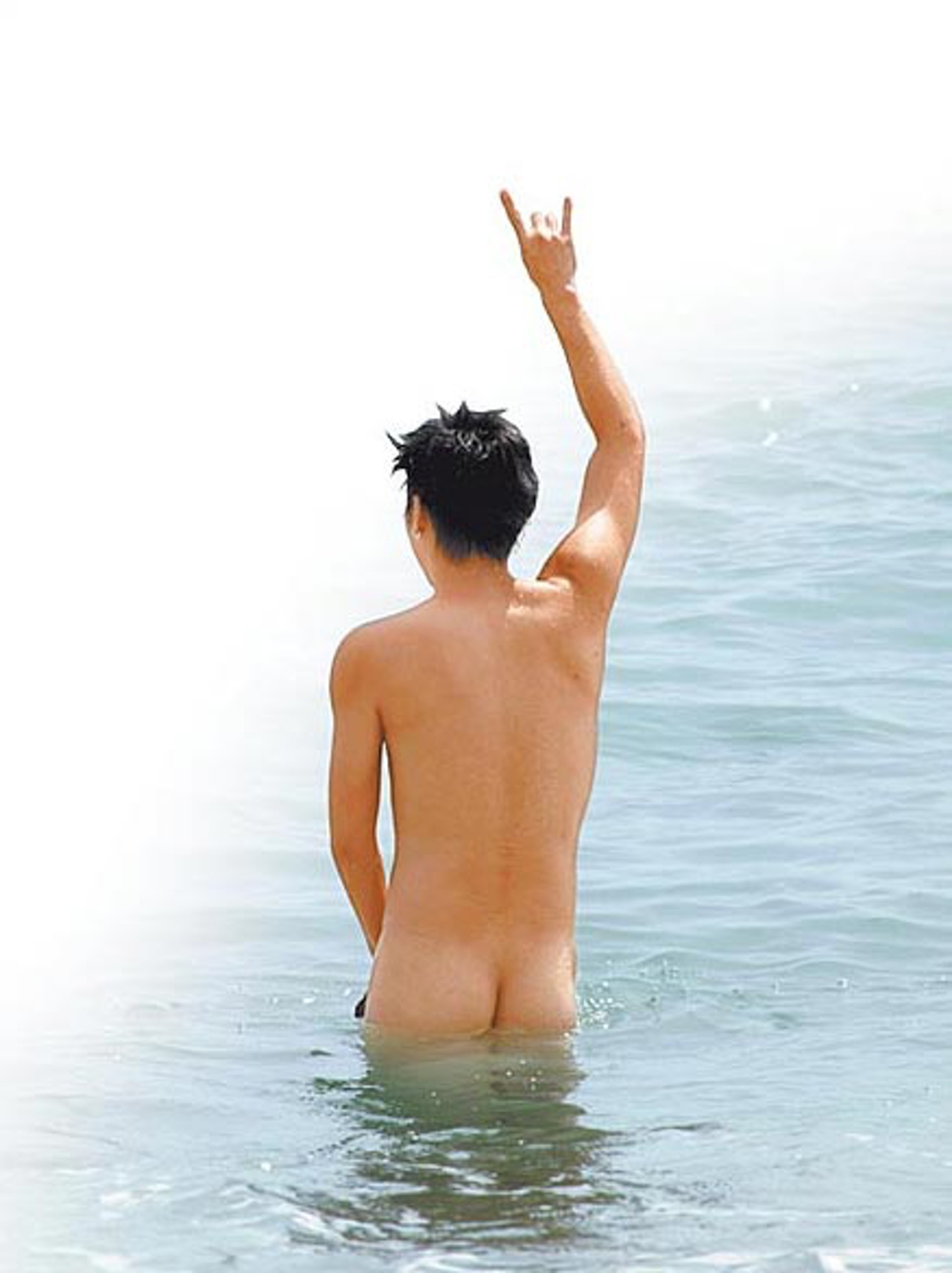 港大泳池驚現裸男 獲提醒無着泳褲速逃背後原因震驚網民 港大泳池驚現裸男 獲提醒無着泳褲速逃背後原因震驚網民