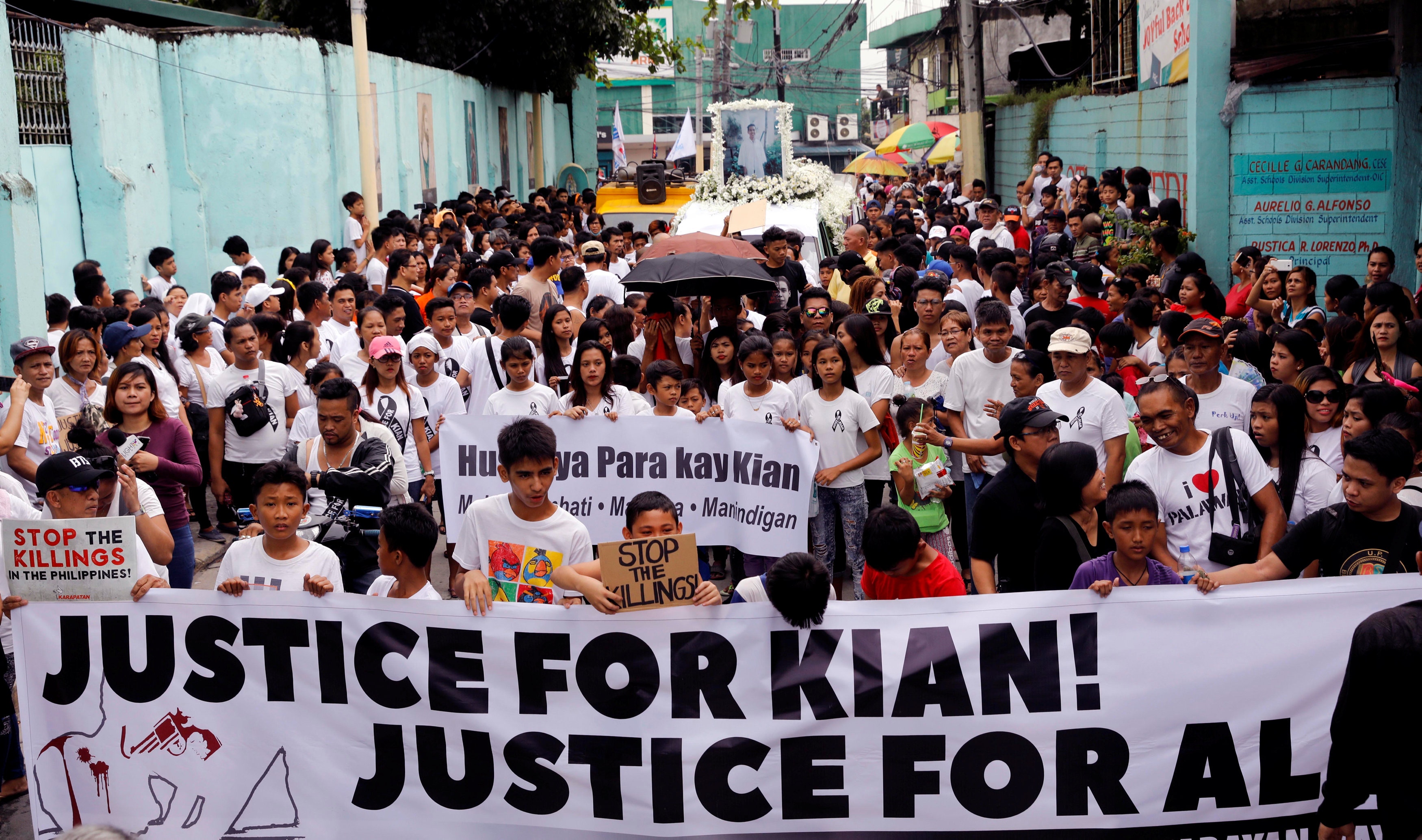 菲律賓17歲中學生桑托斯（Kian Delos Santos）8月16日死於警方掃毒行動。警方指他涉毒拒捕，但家人卻指全家都沒有染指毒品。家人8月26日為桑托斯舉行葬禮，有3000民眾出席，之後上街遊行，要求總統杜特爾特停止濫殺行為。這是杜特爾特去年7月上任以來，該國最大規模的示威。（REUTERS/Erik De Castro）