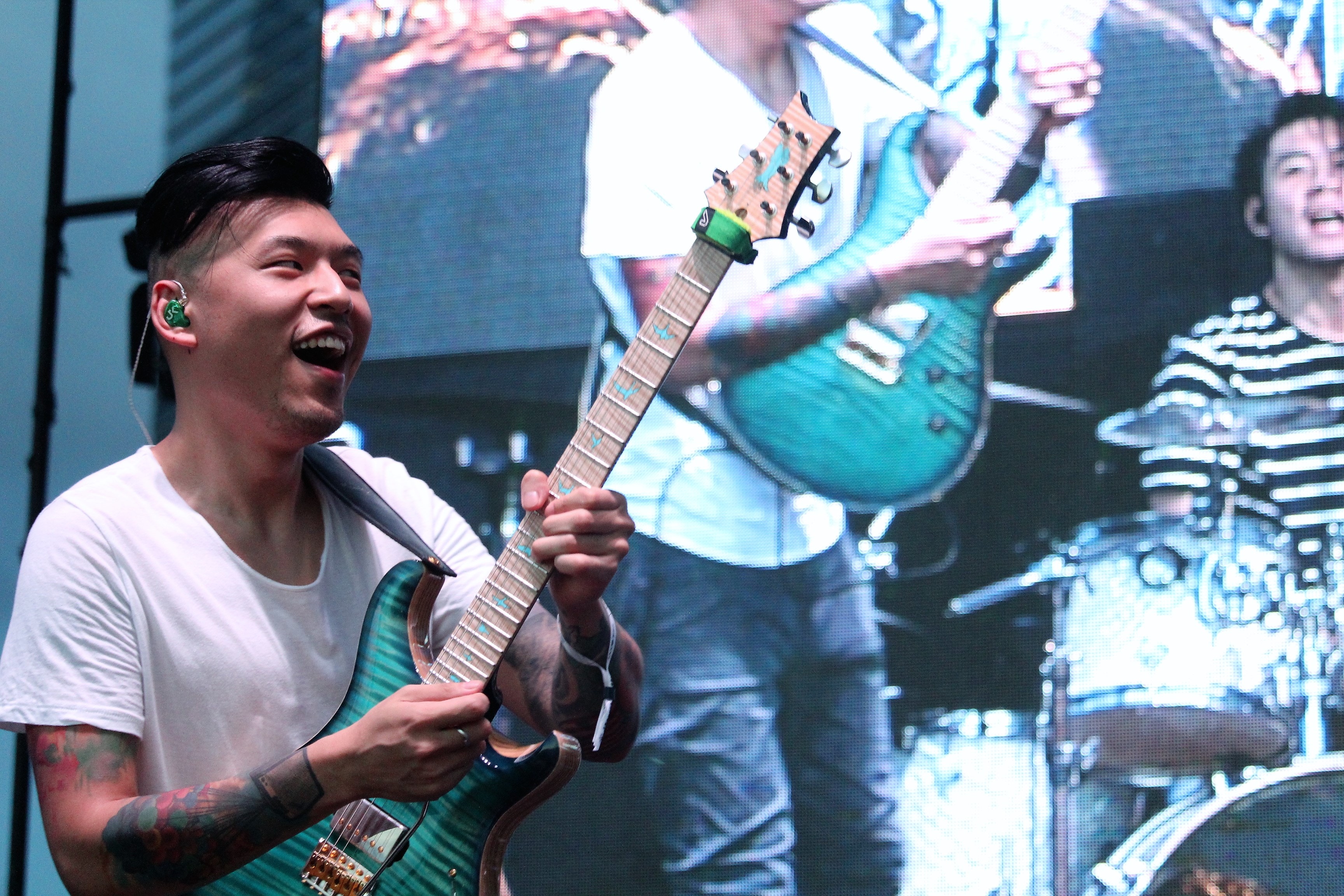 Jason Kui 在《THE WEEKEND本地薑音樂節》的九龍台霸氣演出，圖中鼓手是 tfvsjs 的Anton，另外還有低音結他手基仔、鍵琴手Anthony Sun。(攝影：袁智聰)
