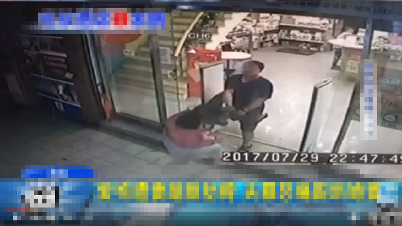 台男懷疑新婚妻子虐打愛犬,驚悉愛犬斷了5條肋骨後,憤怒得在診所掌摑妻子。(中天電視截圖) 台男懷疑新婚妻子虐打愛犬,驚悉愛犬斷了5條肋骨後,憤怒得在診所掌摑妻子。(中天電視截圖)