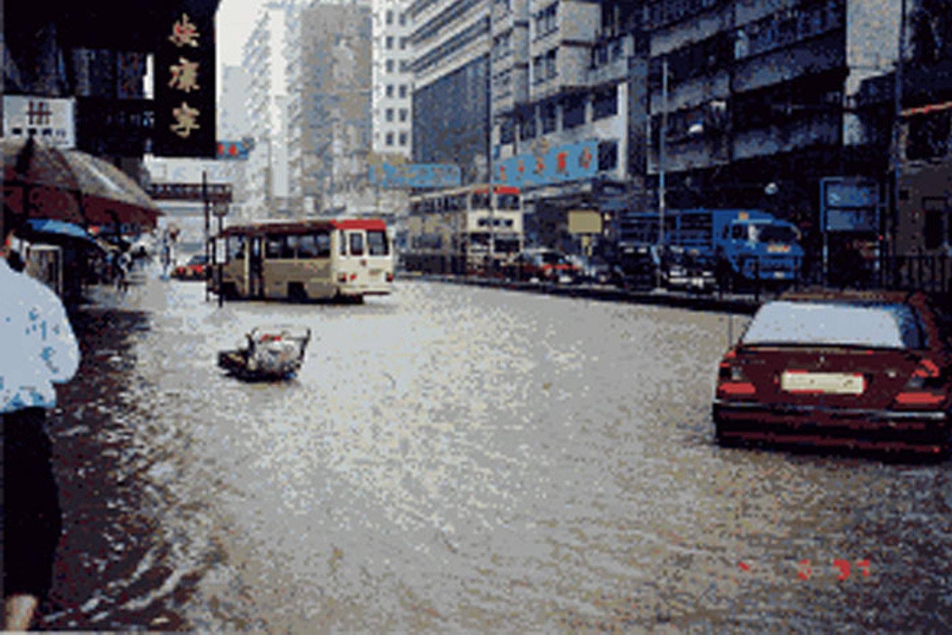旺角於1997年和1998年間曾發生多次嚴重水浸。〈渠務署圖片〉 旺角於1997年和1998年間曾發生多次嚴重水浸。〈渠務署圖片〉