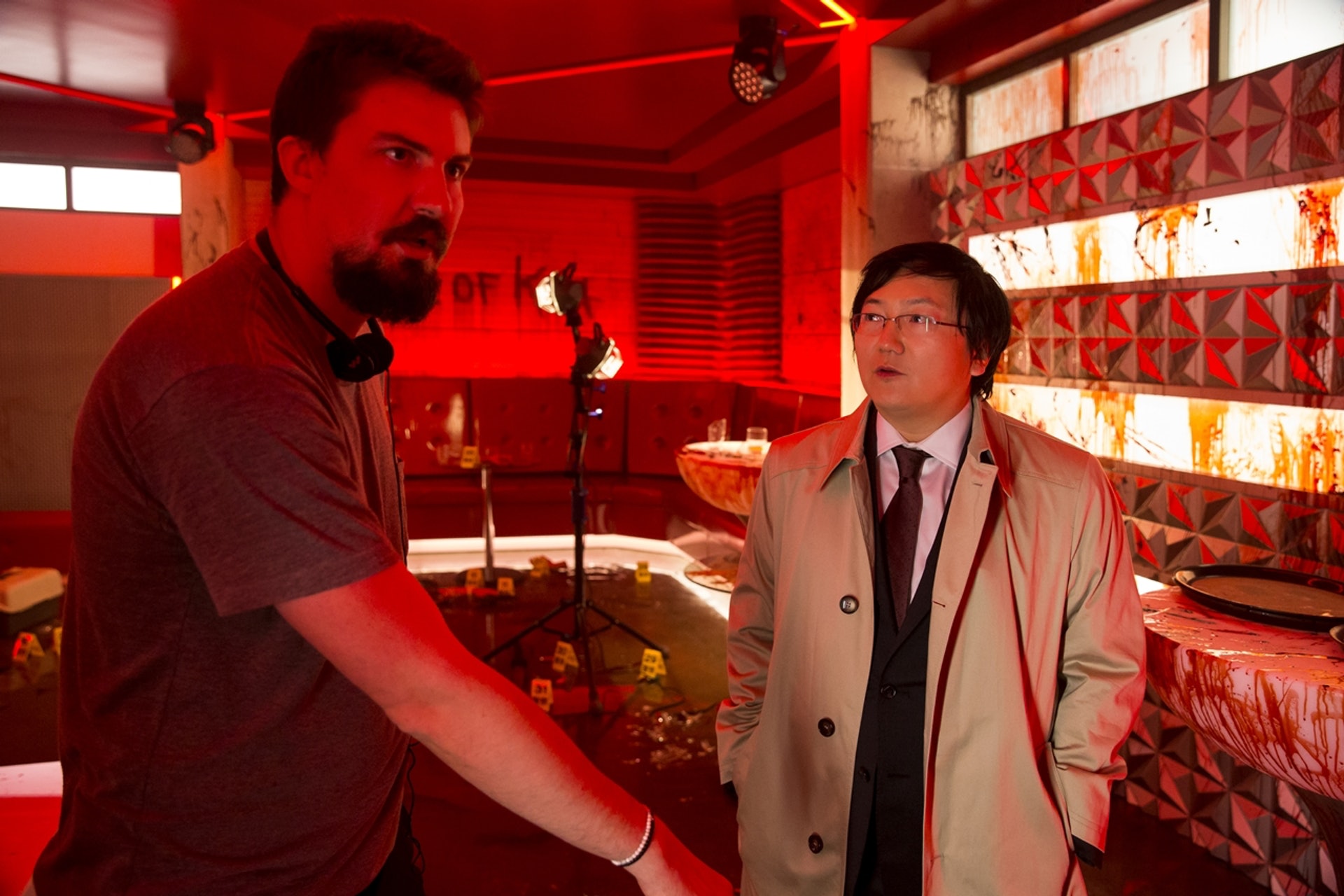 導演Adam Wingard在拍攝現場與記者分享改編的趣味。(Netflix圖片) 導演Adam Wingard在拍攝現場與記者分享改編的趣味。(Netflix圖片)