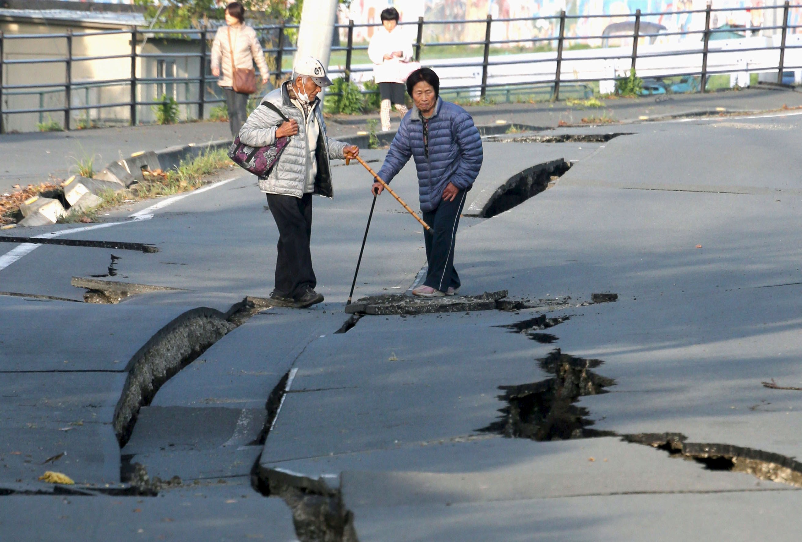 【熊本地震・圖輯】災民夜宿公園　共用毛氈保暖
