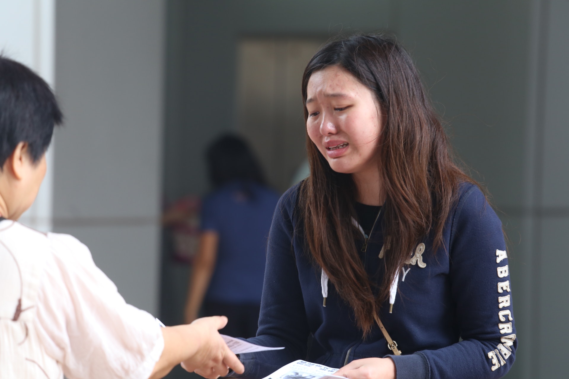 死者女兒向途人派發單張,希望引起市民關注父親的案件。(梁銘康攝) 死者女兒向途人派發單張,希望引起市民關注父親的案件。(梁銘康攝)