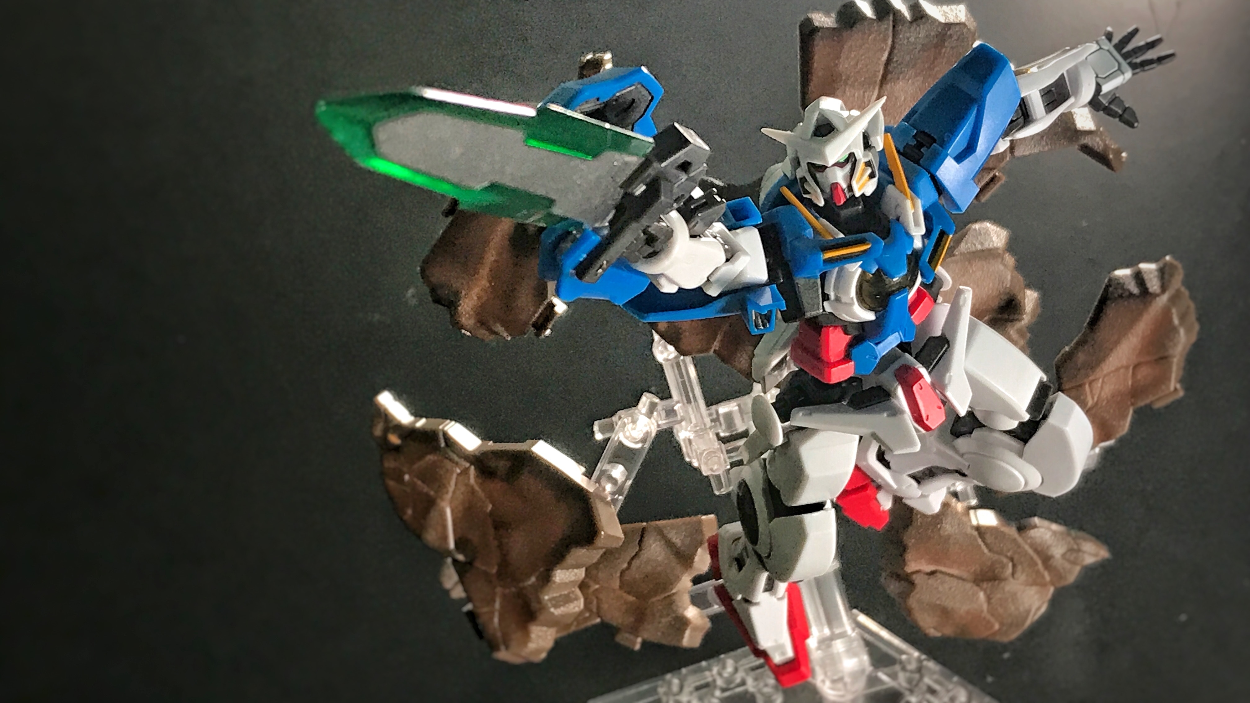 R2正是第2季尾00R跟李瘋子的再生高達兩敗俱傷後，緊急出動與0 Gundam作最後決戰的款式。（套件不包括圖中展示台）