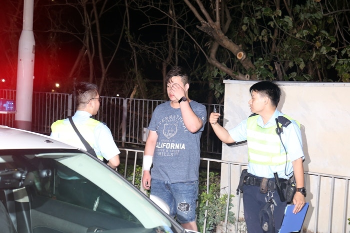 涉事司機接受警方調查。(賴南秋攝)