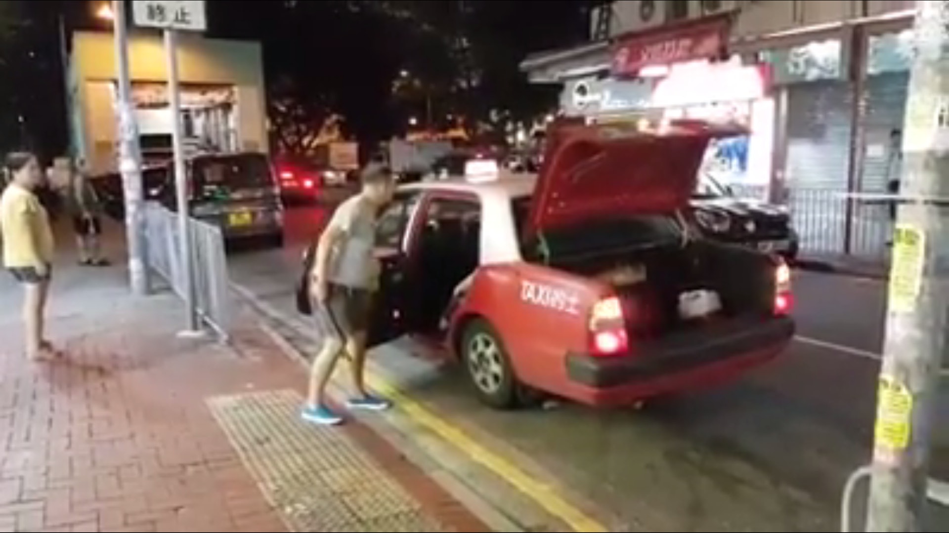 片段中的的士司機手持鐵通,指嚇車內一對夫婦下車。 (片段截圖) 片段中的的士司機手持鐵通,指嚇車內一對夫婦下車。 (片段截圖)