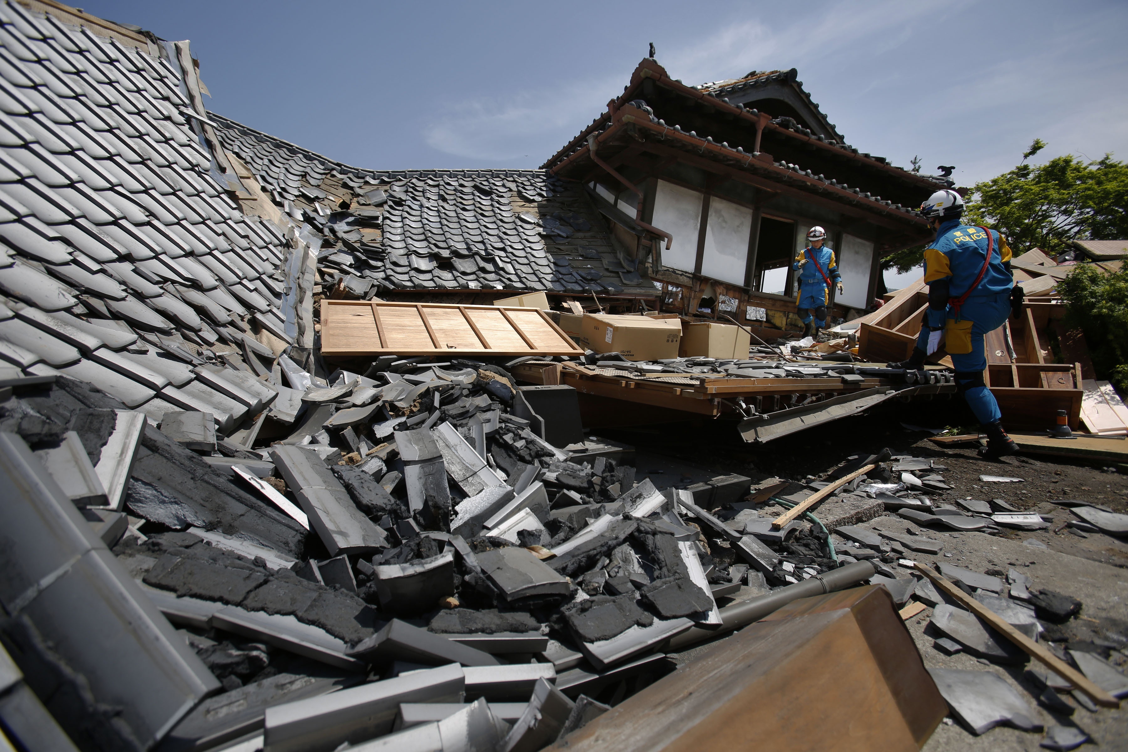 熊本地震 港人親述躲劫經歷 5厘米之距鐵塊險中頭