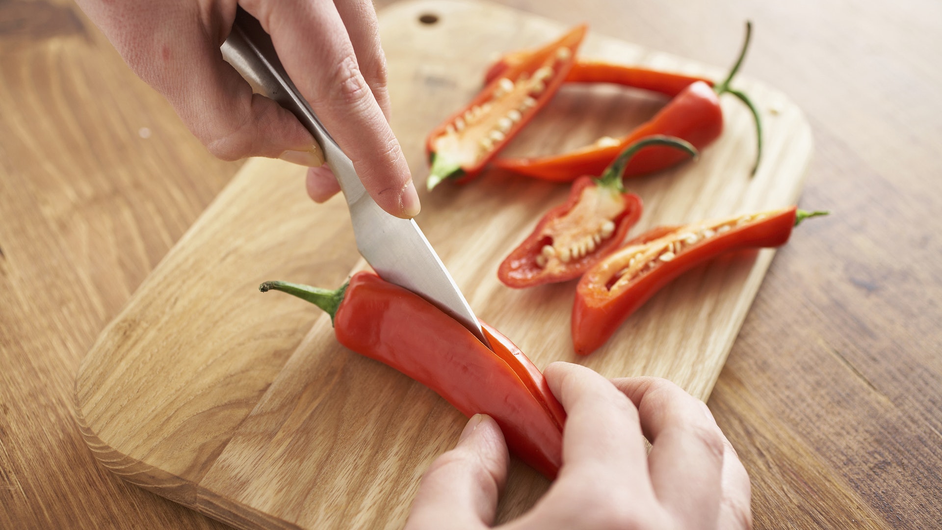【切辣椒辣手點算好?】以食油作防護罩 保護雙手3大辣椒去籽法 【切辣椒辣手點算好?】以食油作防護罩 保護雙手3大辣椒去籽法
