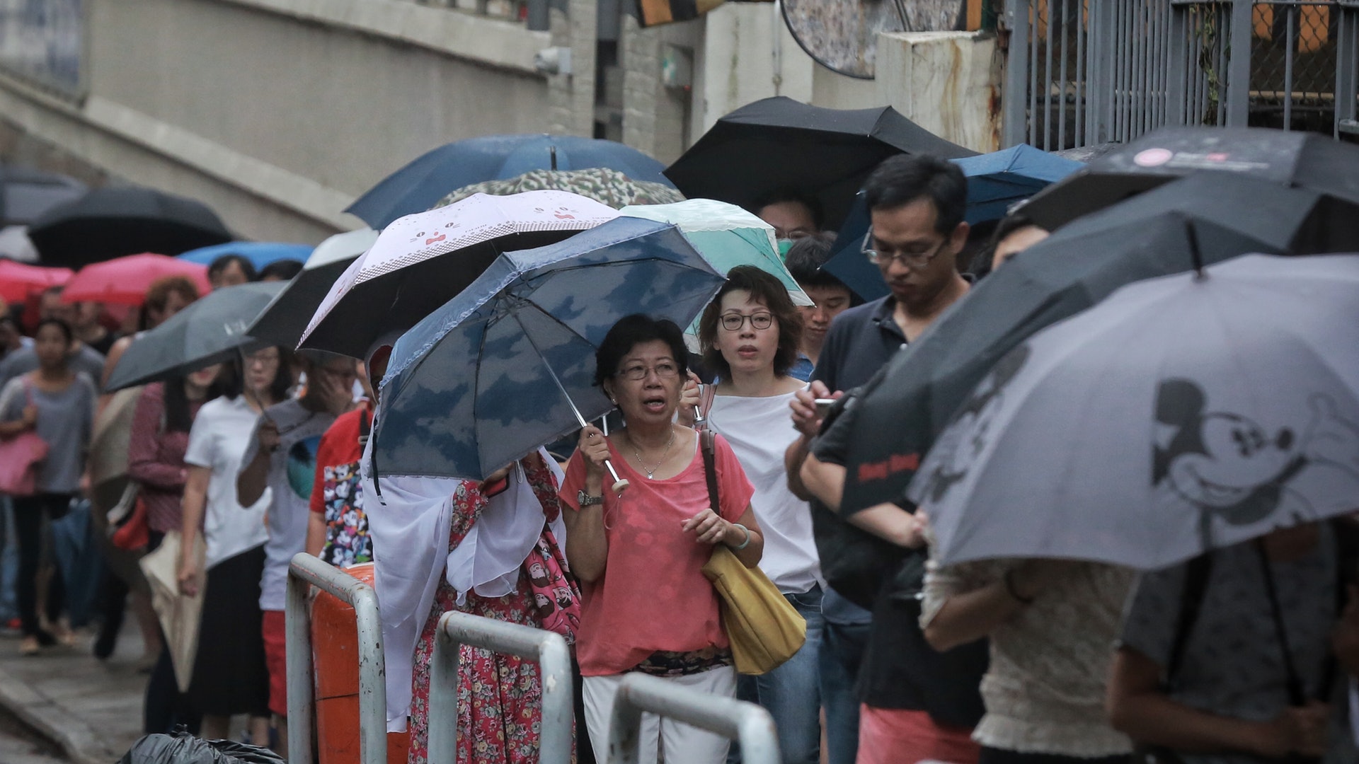【男拔附小簡介會】家長冒雨排通宵 二千四百個簡介會名額全爆滿 【男拔附小簡介會】家長冒雨排通宵 二千四百個簡介會名額全爆滿