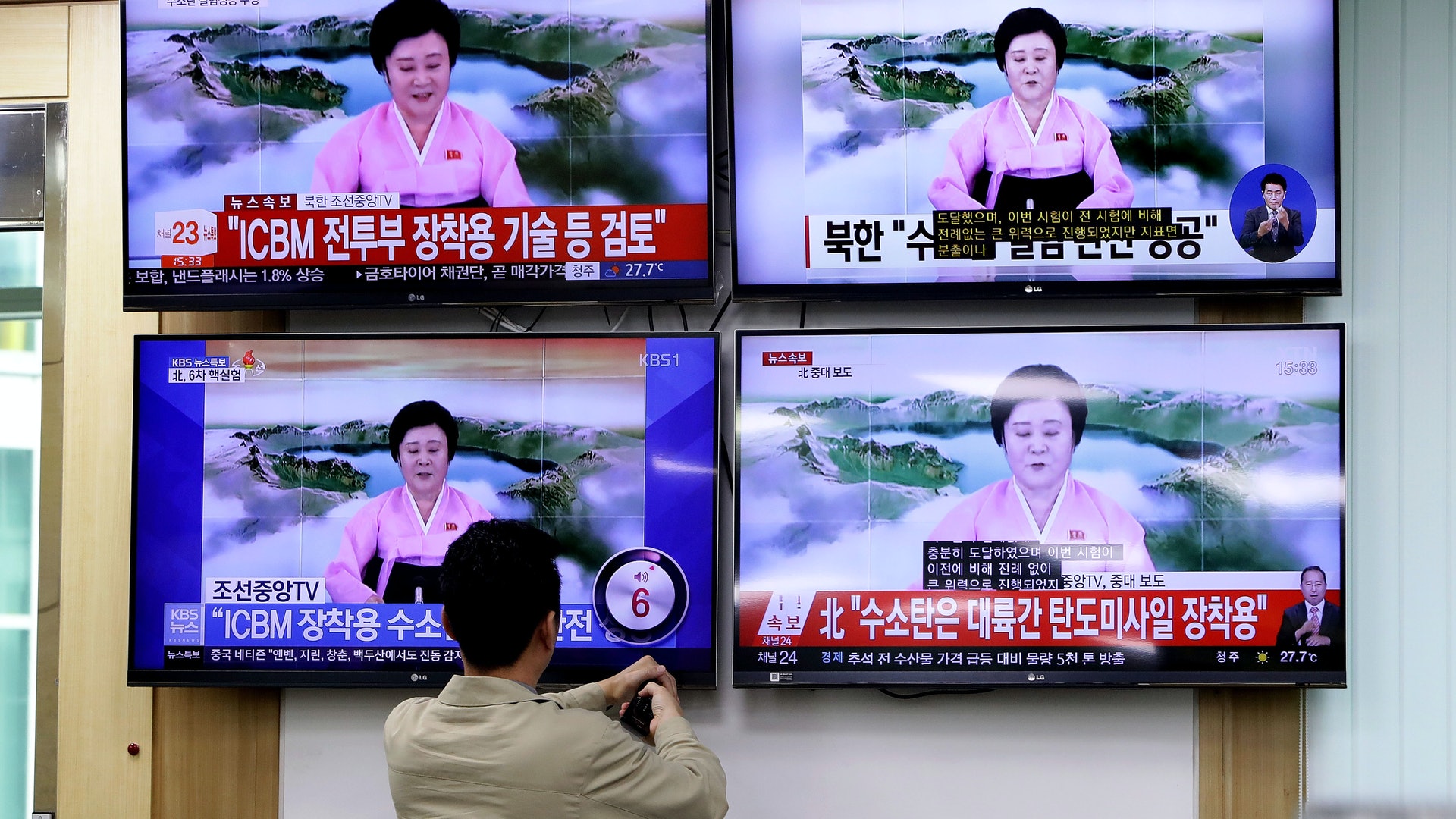 金正恩禮遇有嘉北韓 國寶級主播 李春姬大合照穩站 C位 金正恩禮遇有嘉北韓 國寶級主播 李春姬大合照穩站 C位