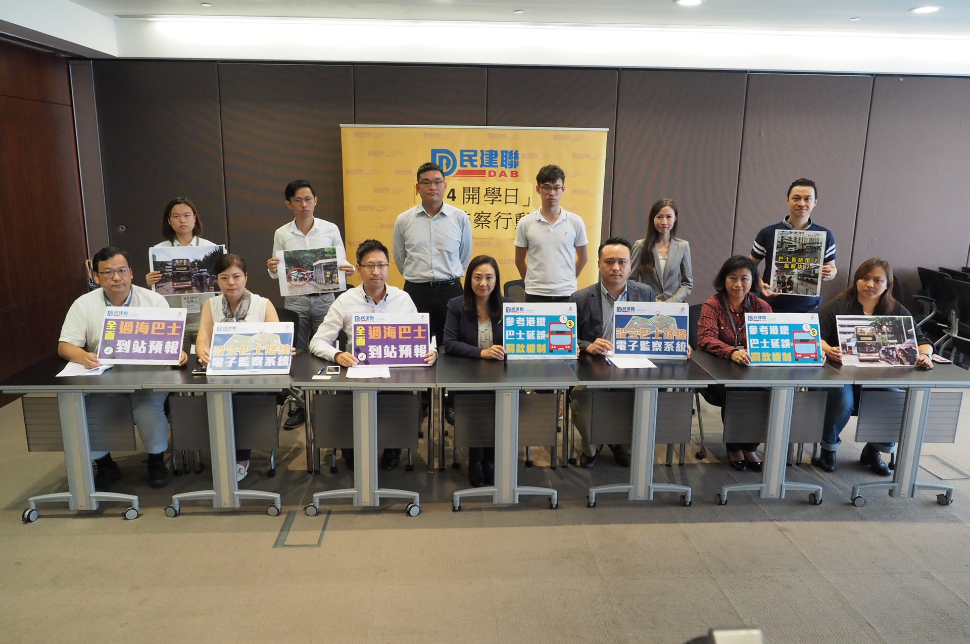 民建聯立法會議員葛珮帆,以及多名區議員今日召開記者會,指沙田區巴士班次出現延誤問題。(民建聯提供) 民建聯立法會議員葛珮帆,以及多名區議員今日召開記者會,指沙田區巴士班次出現延誤問題。(民建聯提供)