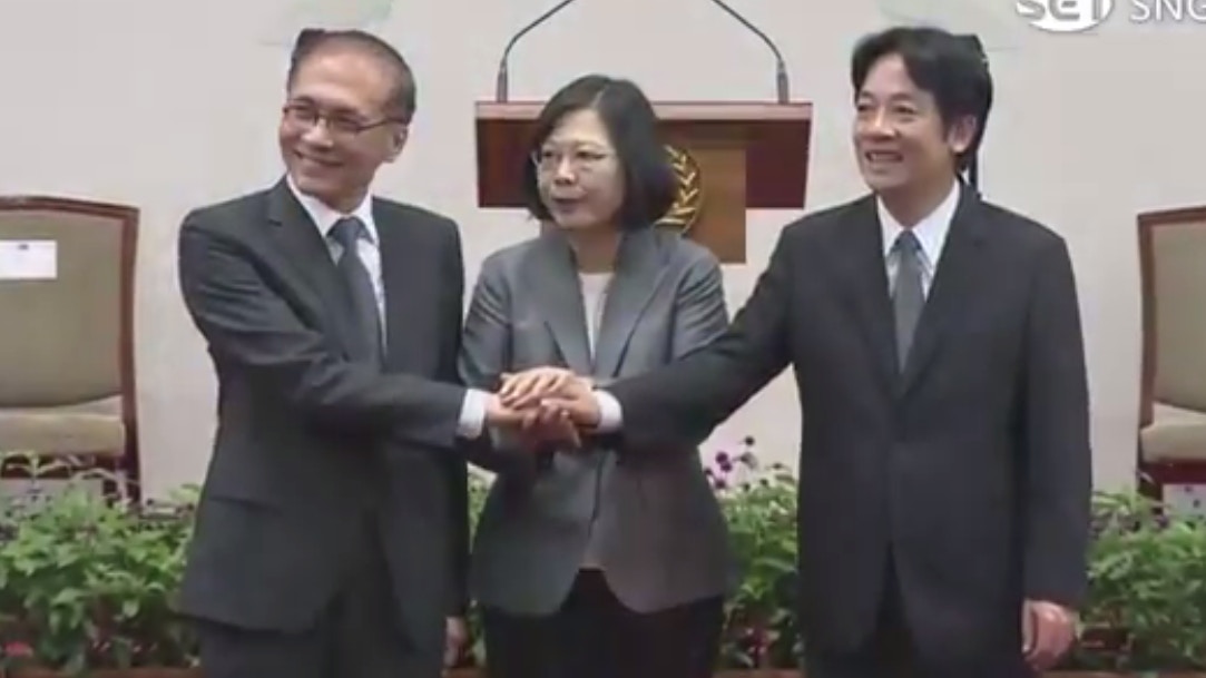 蔡英文（中）與賴清德（右）、林全（左）共同出席記者會。（視頻截圖）