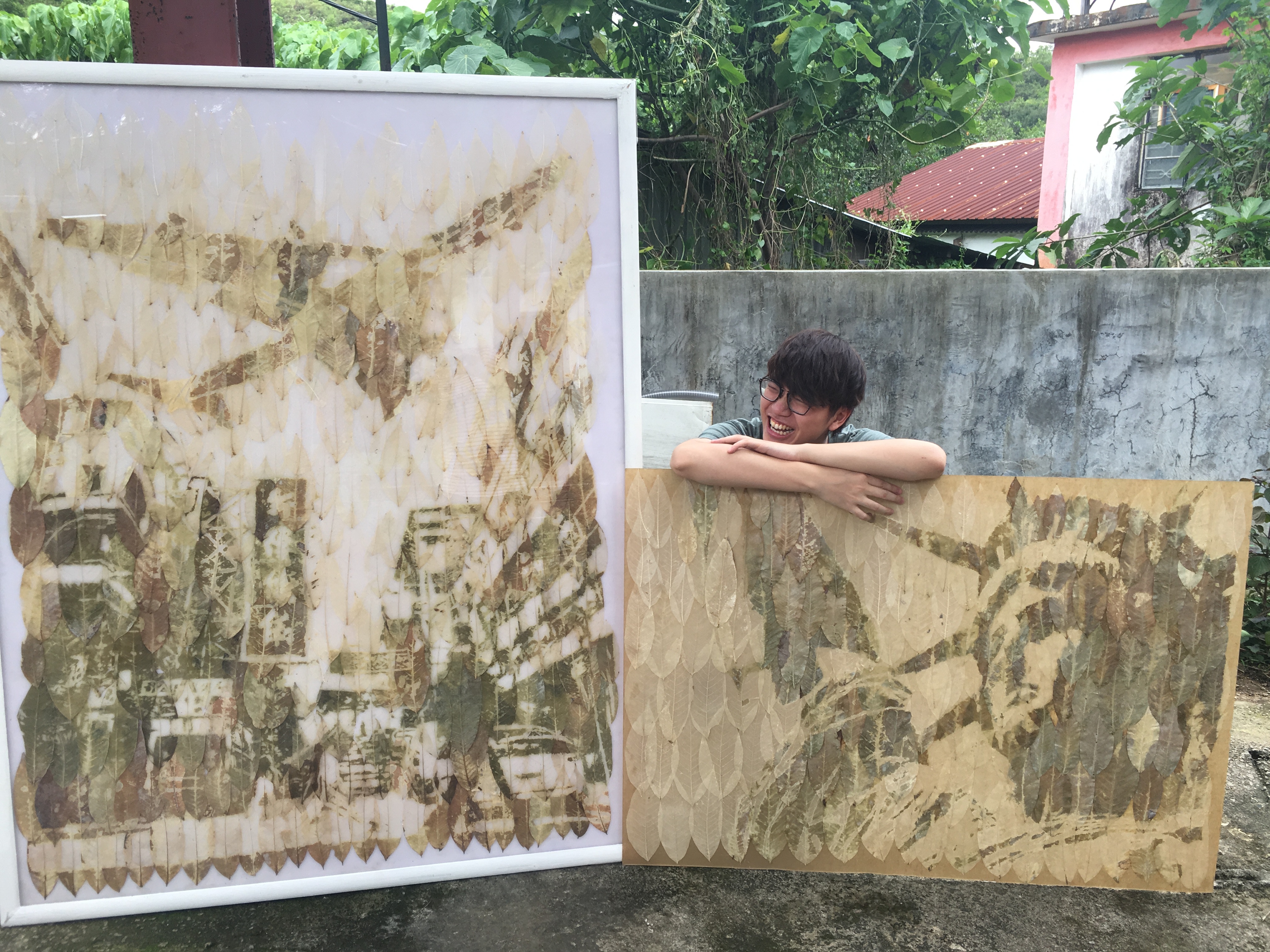 梁洛熙與他的作品合照。（受訪者提供）
