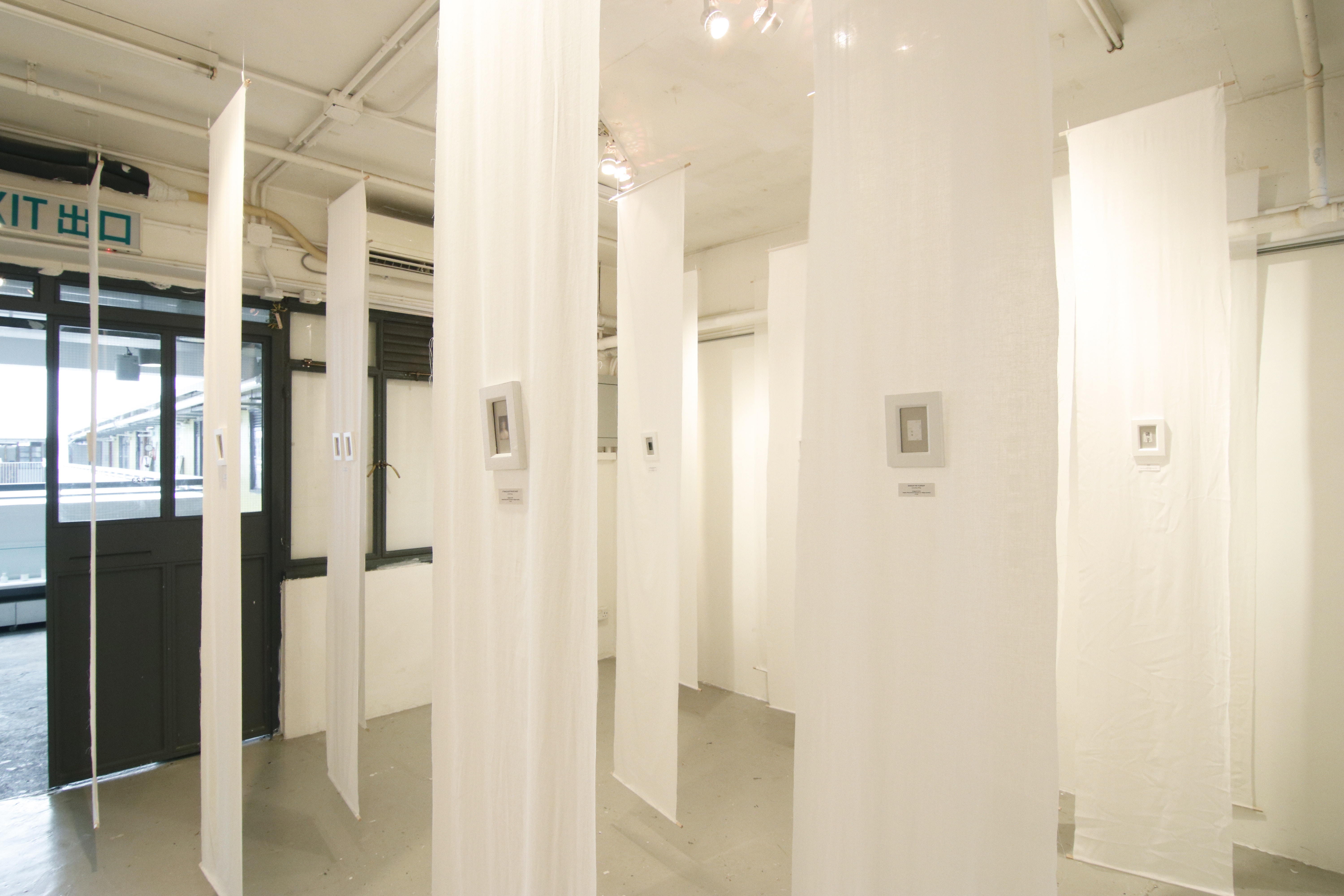 【你睇我唔到】土地問題觸發創新展覽形式　用放大鏡先睇到的海報