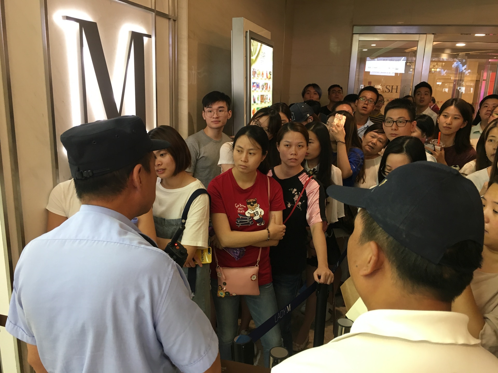 Lady M開張後1小時已截龍,導致店外出現長龍。(網絡圖片) Lady M開張後1小時已截龍,導致店外出現長龍。(網絡圖片)