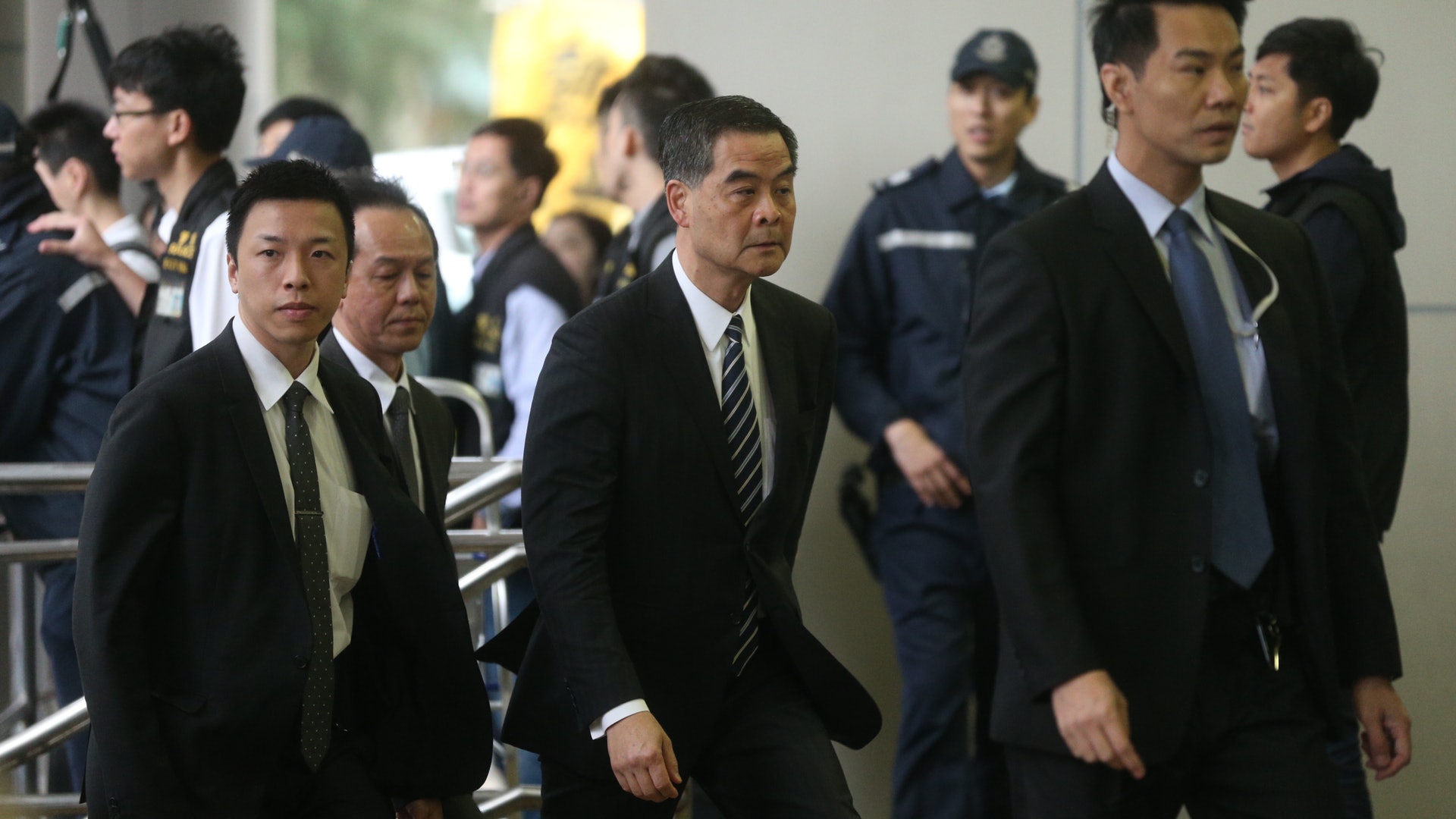 黃毓民擲杯案開審 梁振英到庭作供半百警護送 黃毓民擲杯案開審 梁振英到庭作供半百警護送