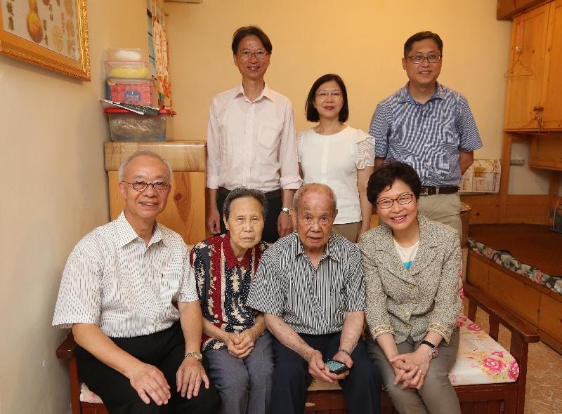鄔滿海(左)表示，對林鄭月娥提出的港人首置上車盤計劃表示支持。(新聞處圖片)