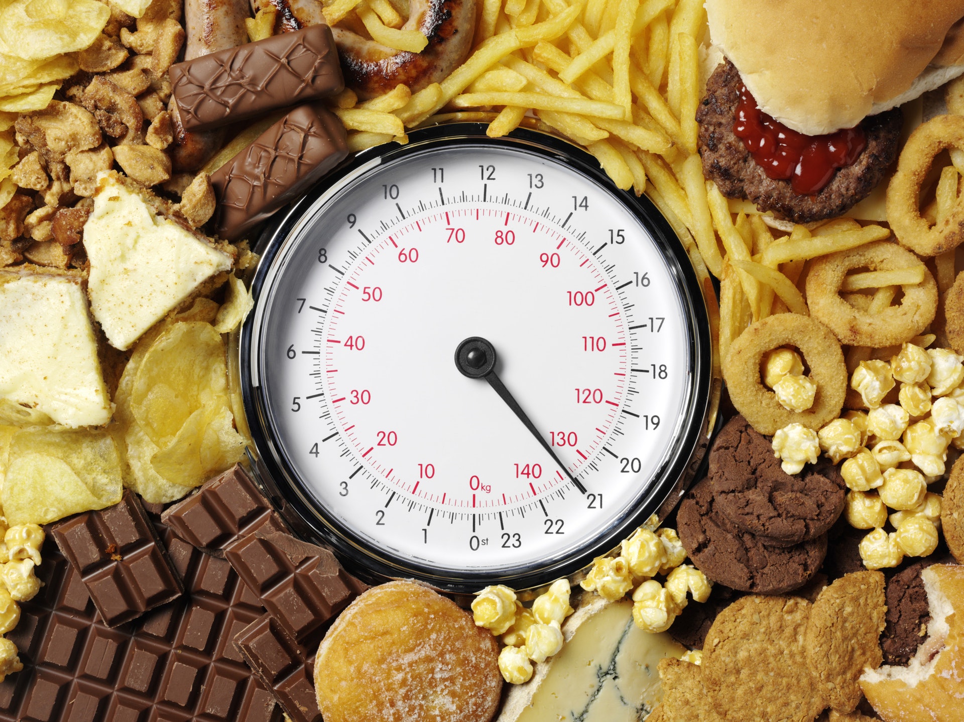 精神性暴食症會於極短時間，不自控地進食大量高糖高脂食物，來解決情緒焦慮，事後感內疚和自責。（iStock）