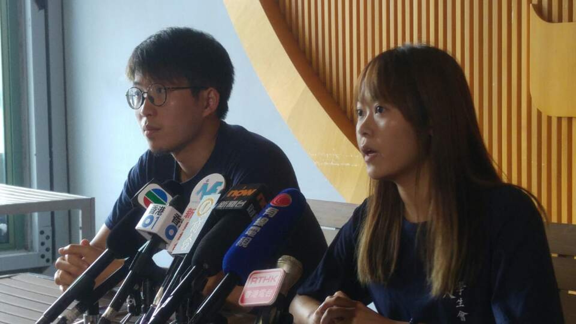 教育大學學生會會長黎曉晴(右)引述校方指,有數名教大學生受事件影響,實習機會被取消。(陳宇軒攝) 教育大學學生會會長黎曉晴(右)引述校方指,有數名教大學生受事件影響,實習機會被取消。(陳宇軒攝)