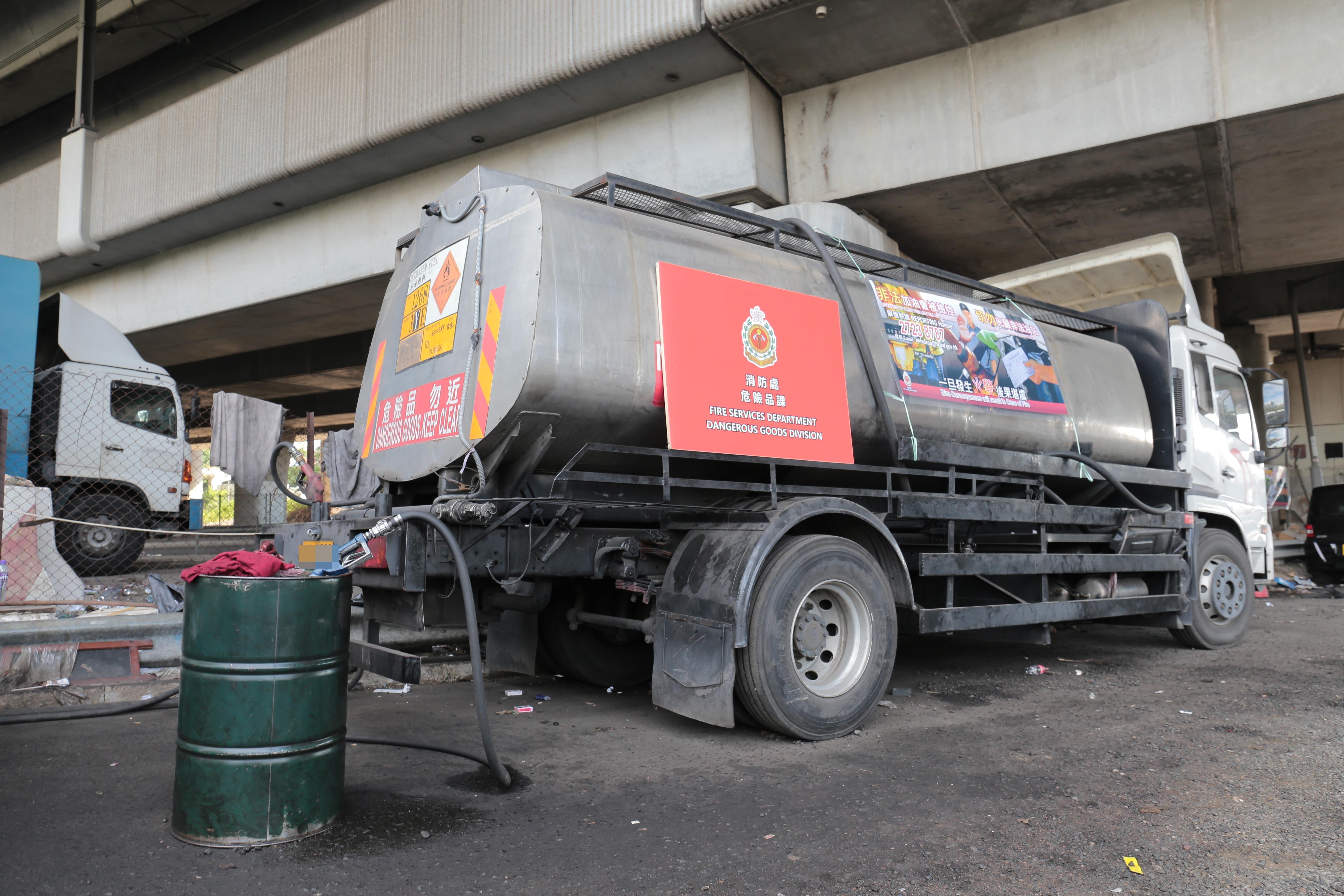 葵涌油缸車駁油錶油槍路邊非法加油消防拘一女子 香港01 社會新聞