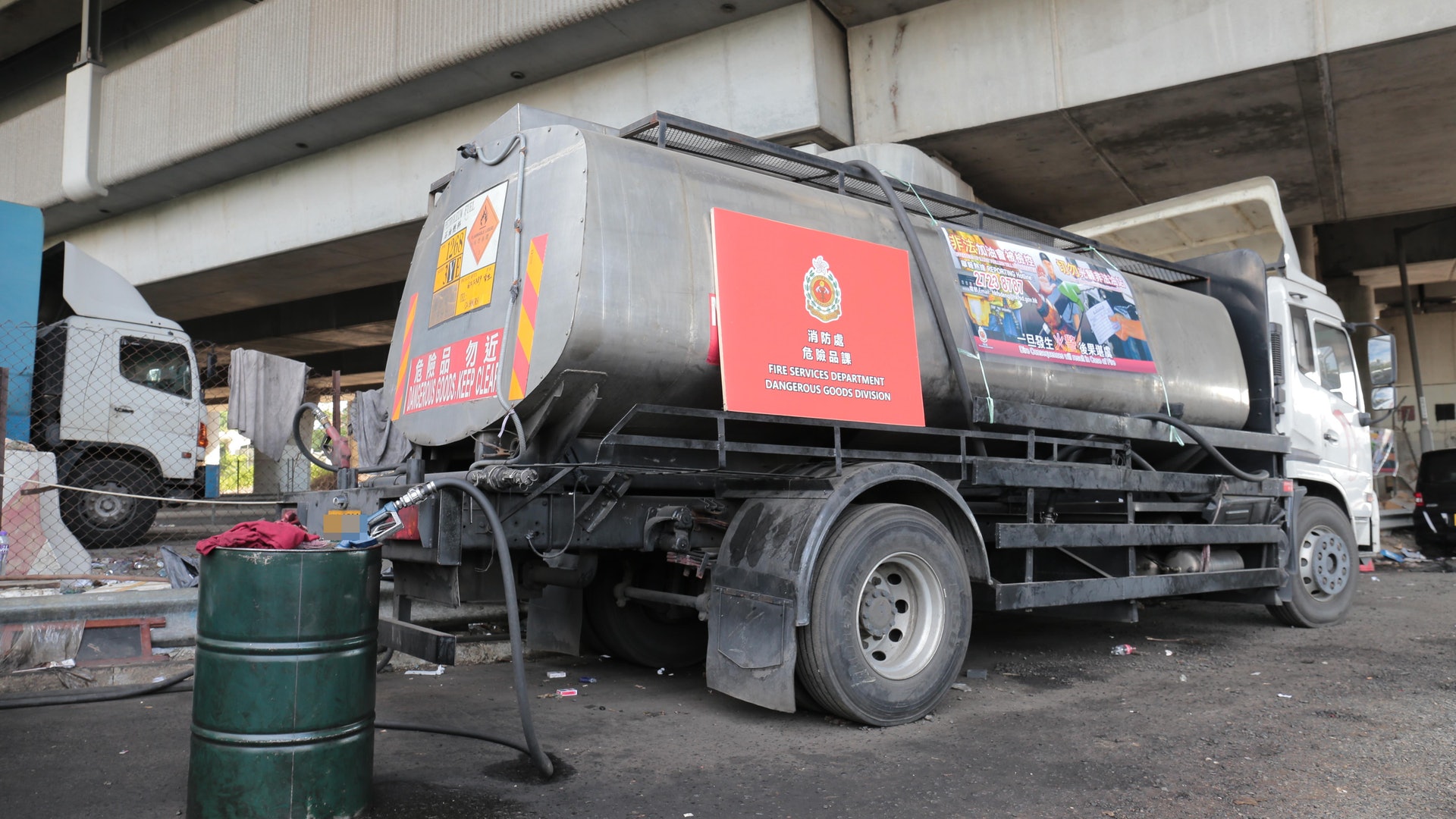 葵涌油缸車駁油錶油槍路邊非法加油消防拘一女子 香港01 社會新聞 葵涌油缸車駁油錶油槍路邊非法加油消防拘一女子 香港01 社會新聞
