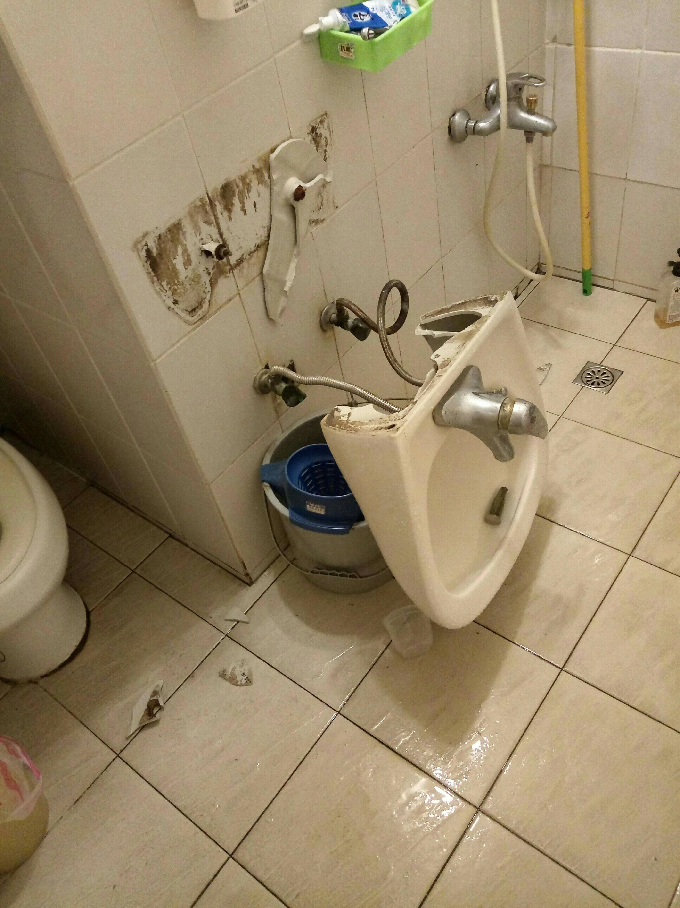 台男上載洗手盆損壞的照片，可見洗手盆雖然損毀但仍相當完整。（Dcard圖片）